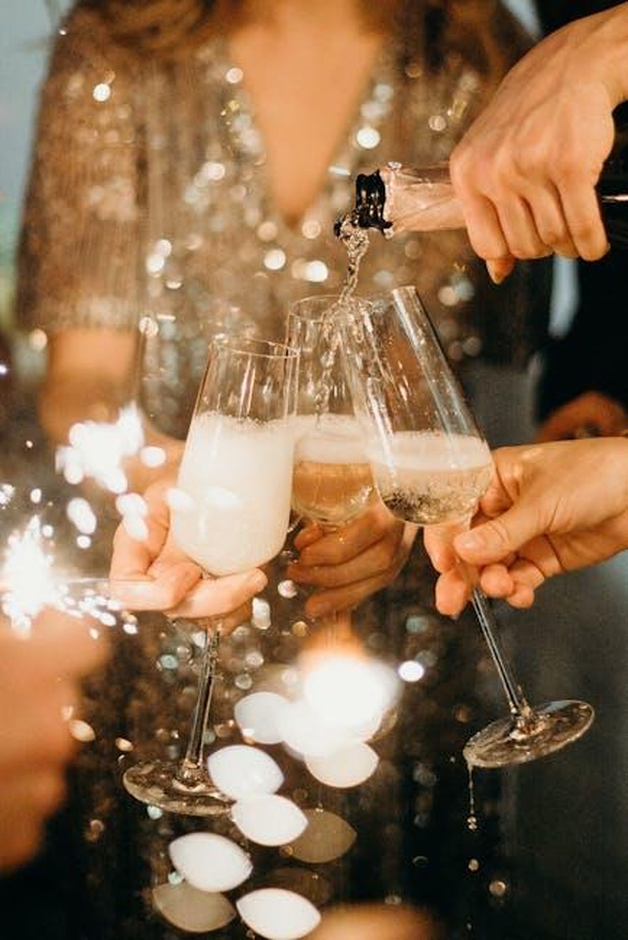 Analisi_delle_vendite_di_dicembre_2024_TcmGWUfcWC - Veicoli24 Source: cottonbro studio - pexels - People toasting with champagne glasses amidst sparklers at a festive party.