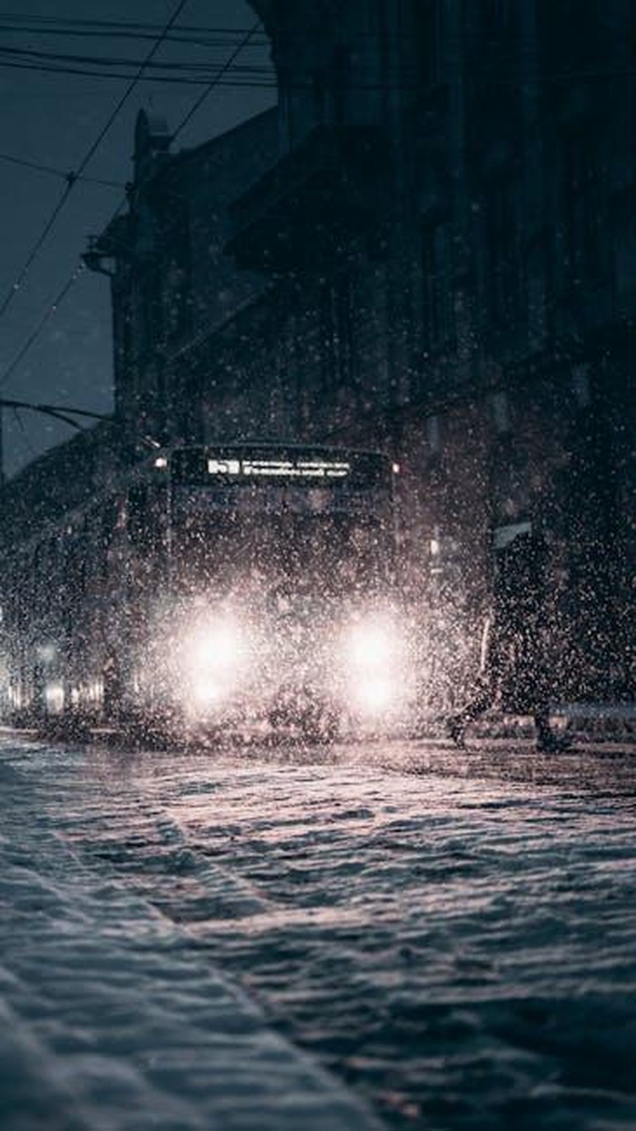Analisi_delle_vendite_di_dicembre_2024_htKxDb7tP1 - Veicoli24 Source: Elijah O'Donnell - pexels - Snow-covered city street with bus during winter night snowfall, enhancing urban atmosphere.