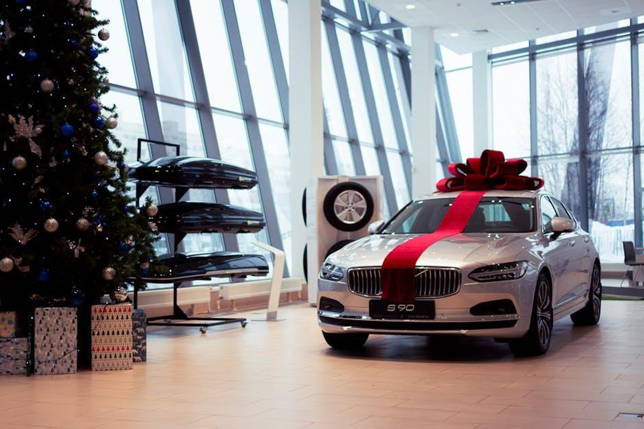 Andamento_delle_vendite_di_veicoli_elettrici_a_dicembre_51wH3aFbAd - Veicoli24 Source: Vitali Adutskevich - pexels - Volvo S90 in showroom decorated with a Christmas tree and gift ribbon for the festive season.