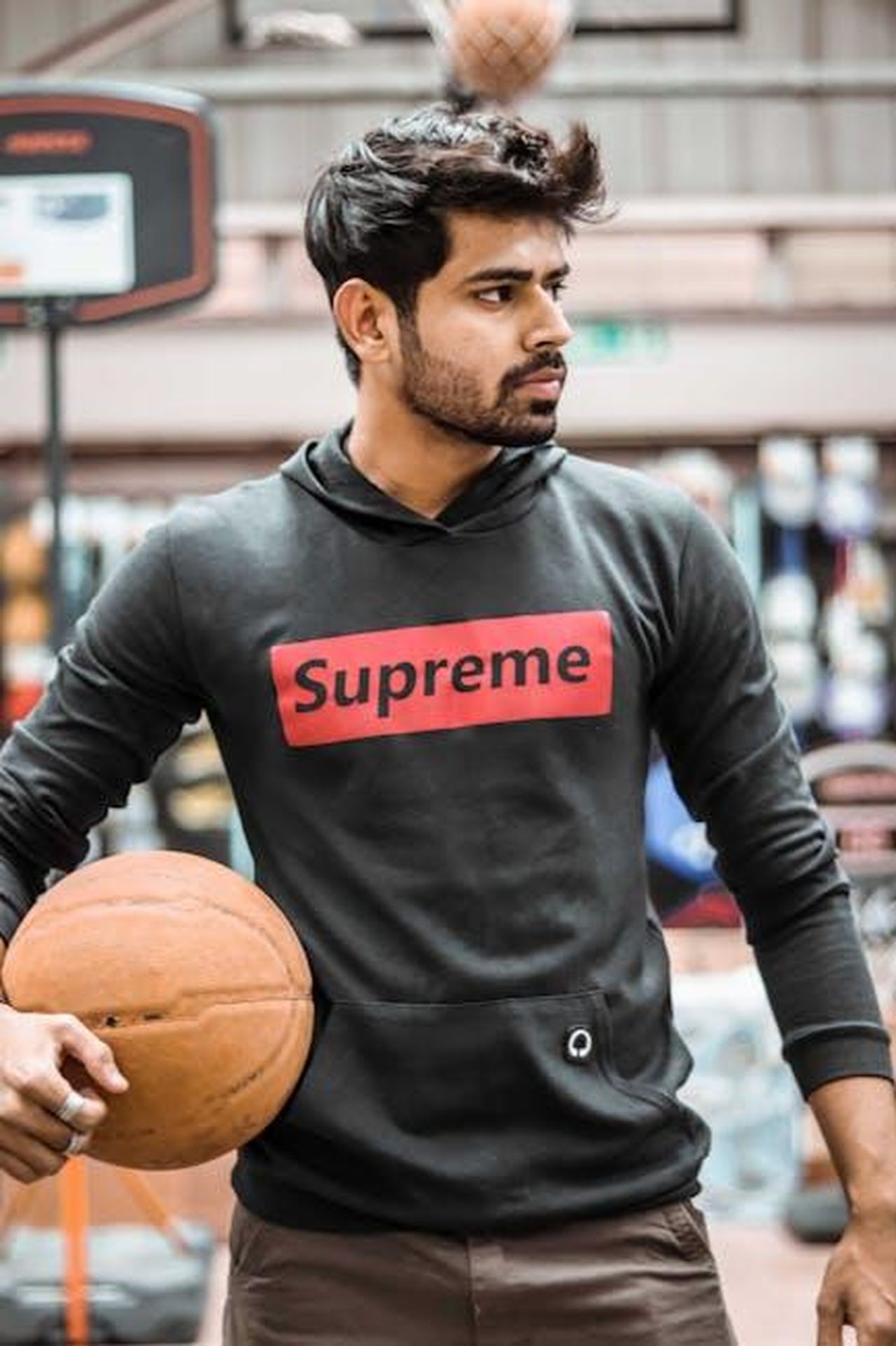 Appello_alla_Corte_Suprema_e_revisione_della_FCA_dypYYOkbSe - Veicoli24 Source: Jigar Maru - pexels - Portrait of a young man holding a basketball on an indoor court in Ahmedabad, India.