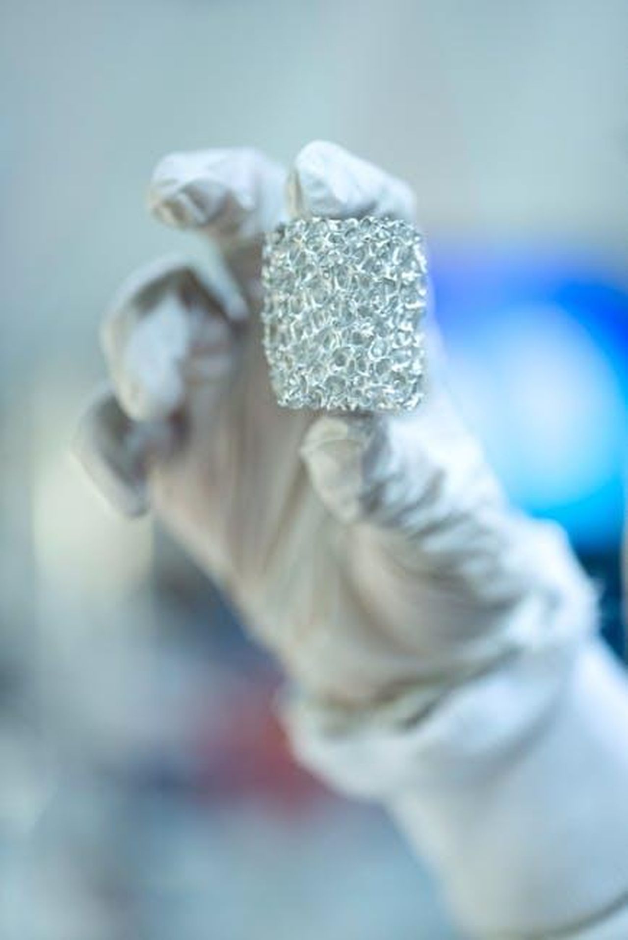Approccio_local_for_local_per_lassemblaggio_delle_batterie_f28oWvYJI1 - Veicoli24 Source: ThisIsEngineering - pexels - Close-up of a scientist holding metallic foam in a lab setting, highlighting innovation.