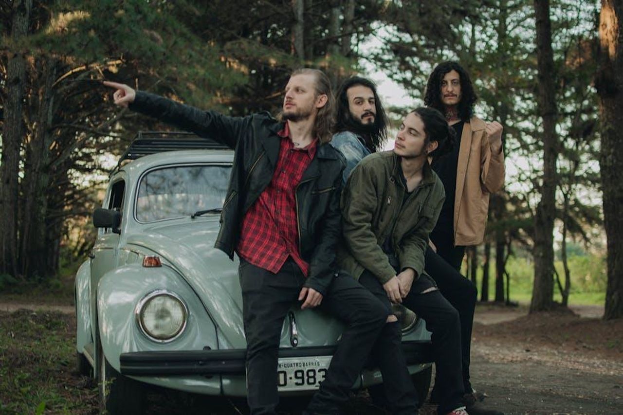 Architettura_PPC_per_il_nuovo_A6_zDfJB4iNLo - Veicoli24 Source: Nicolle Kreisch - pexels - Four men posing with a vintage Volkswagen Beetle in a park setting, evoking a classic vibe.