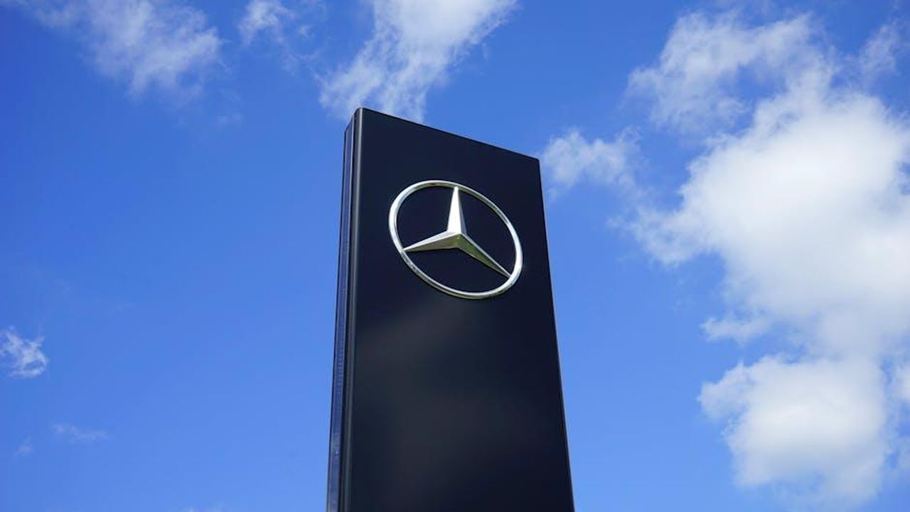 Architettura_di_combustione_dei_furgoni_Mercedes_cqSN9ynLbQ - Veicoli24 Source: Mike Bird - pexels - Elegant Mercedes Benz logo on a tall sign with a bright blue sky background.