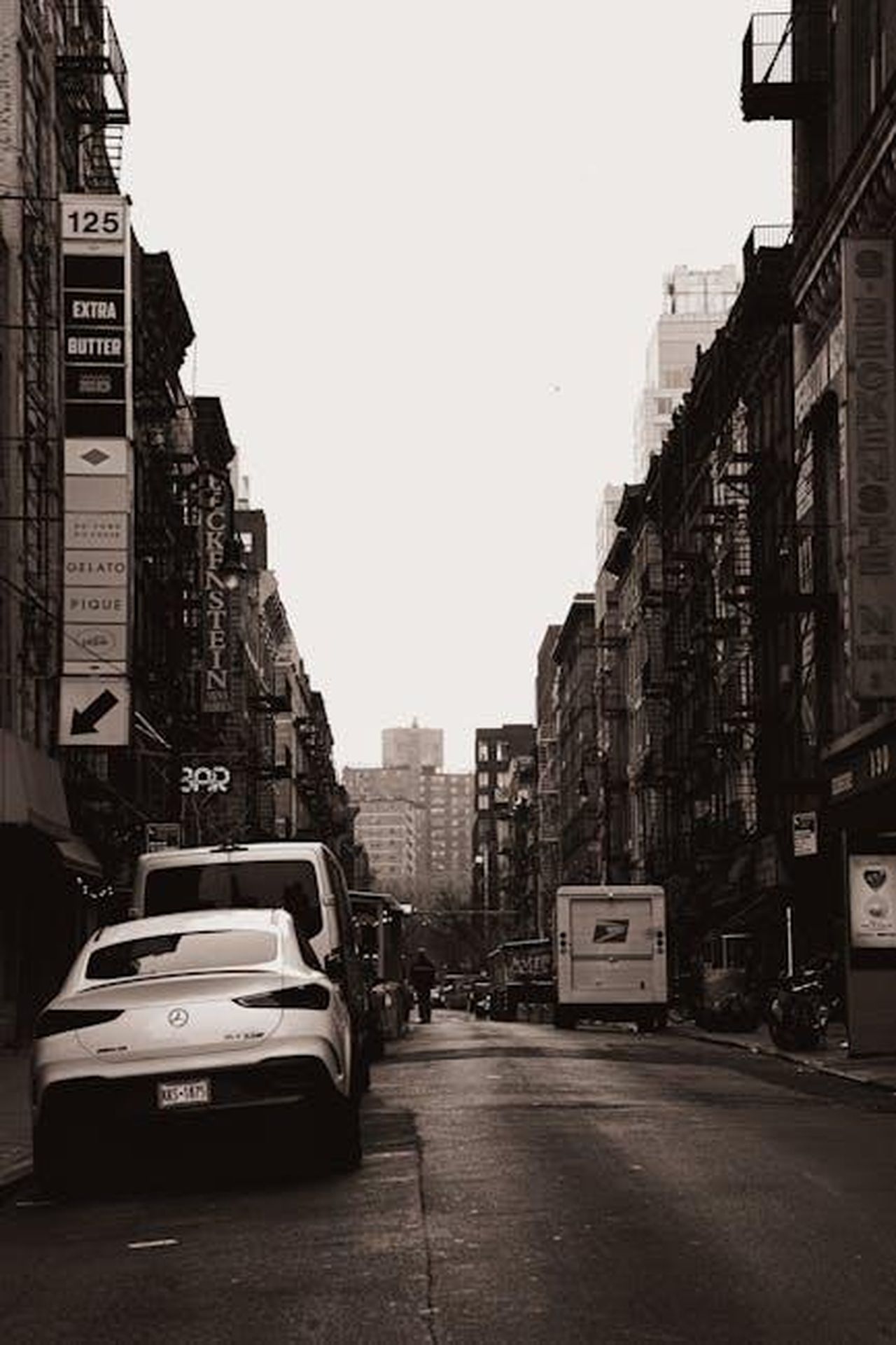 Architettura_modulare_dei_van_MercedesBenz_jjF5qbaj7K - Veicoli24 Source: Sherman Trotz - pexels - Moody New York City street with vehicles and pedestrians in black and white.