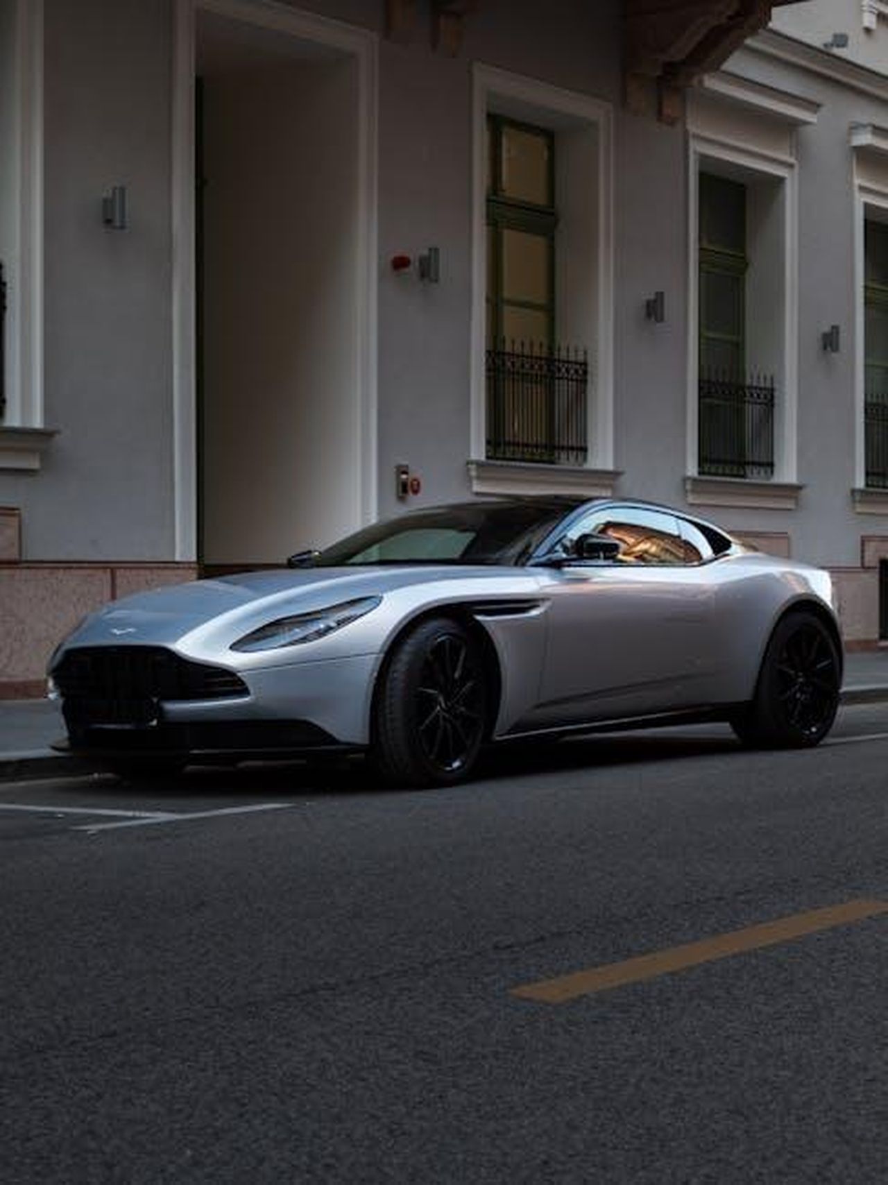 Aston_Martin_Valkyrie_LMH_prestazioni_nel_Prologo_del_WEC_2025_EXROuVWpg2 - Veicoli24 Source: Kristóf Sass-Kovan - pexels - A stylish silver Aston Martin DB11 parked in a modern city street, highlighting luxury and elegance.