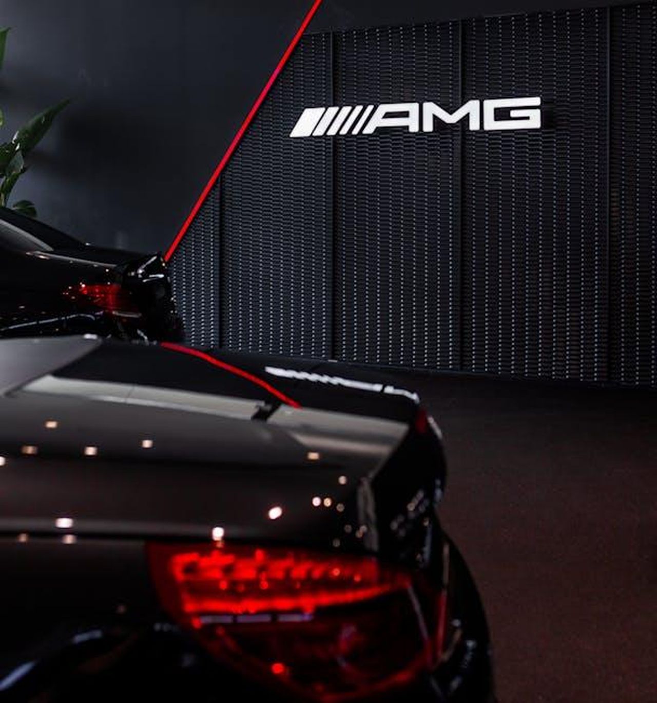 Aumento_dei_prezzi_nel_mercato_delle_auto_nuove_in_Ungheria_89vmueVIus - Veicoli24 Source: Szabó Viktor - pexels - Luxury Mercedes AMG car in a sleek showroom setting, displaying elegance and speed.