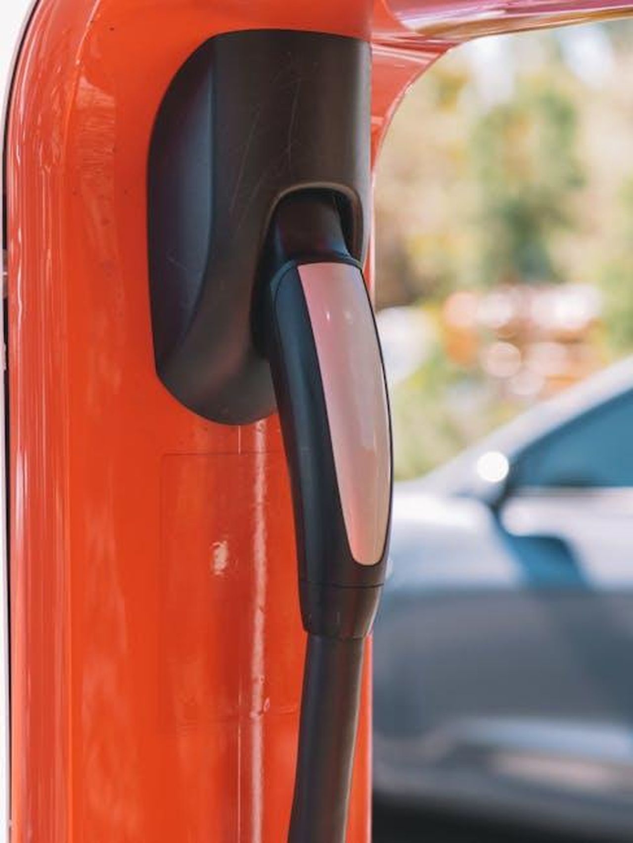 Aumento_delle_vendite_di_veicoli_elettrici_a_batteria_BEV_dolhZJkwsm - Veicoli24 Source: Kindel Media - pexels - Close-up of an electric car charging station with blurred vehicle in the background.