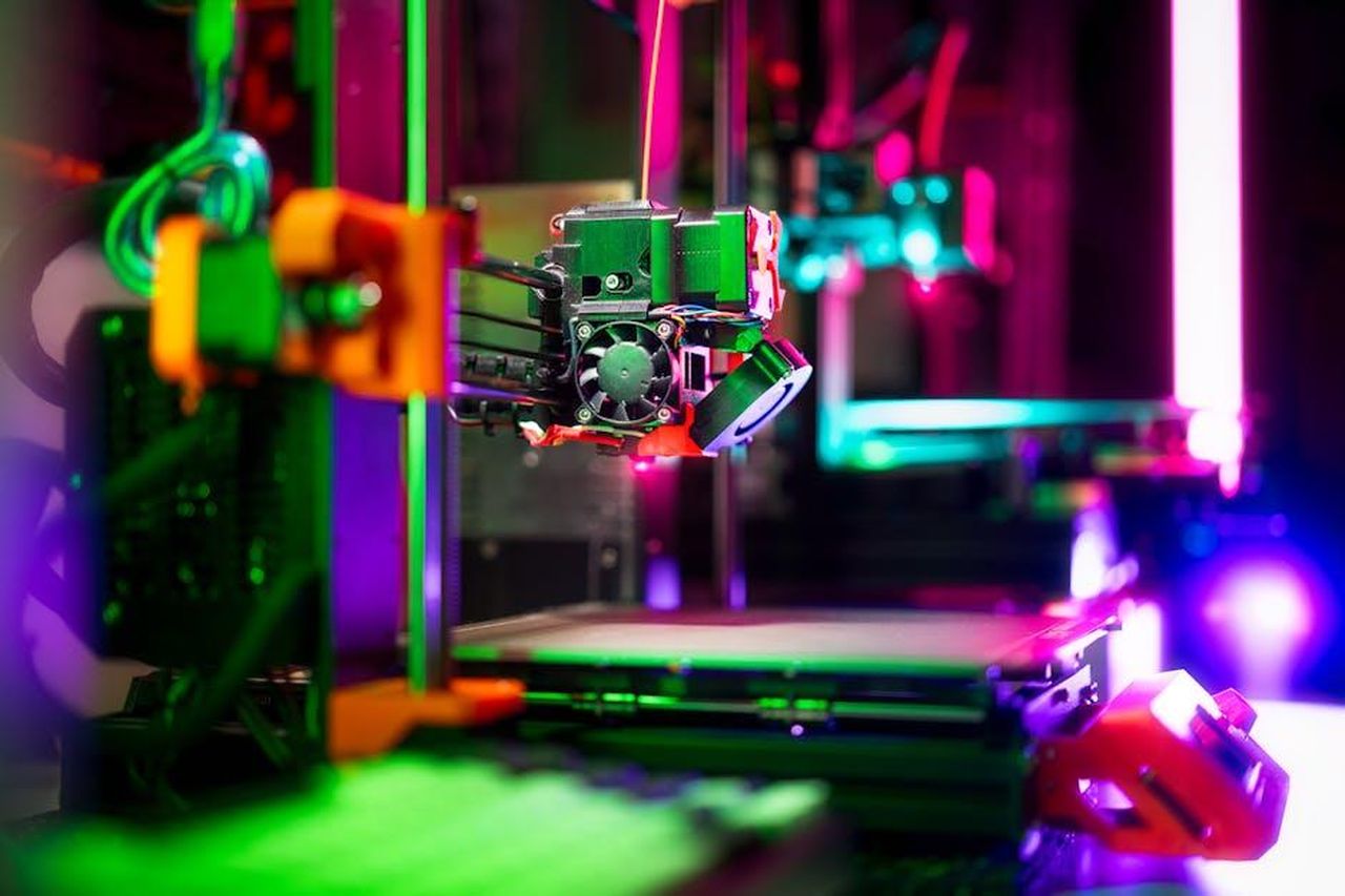 Automazione_e_lavoro_umano_nella_produzione_ZjuWZR3giE - Veicoli24 Source: Jakub Zerdzicki - pexels - 3d printer factory line home workshop production