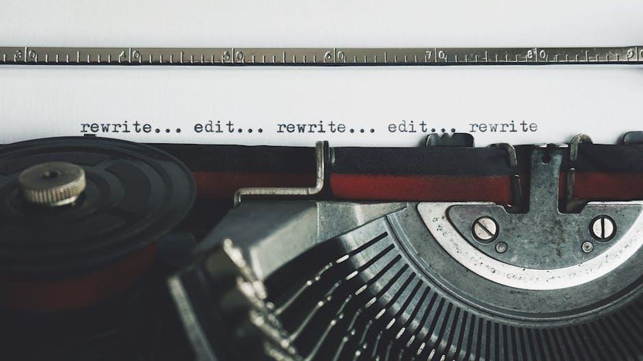 Autore_RPxFq6WGqp - Veicoli24 Source: Suzy Hazelwood - pexels - Classic typewriter with text 'rewrite... edit...' on paper.