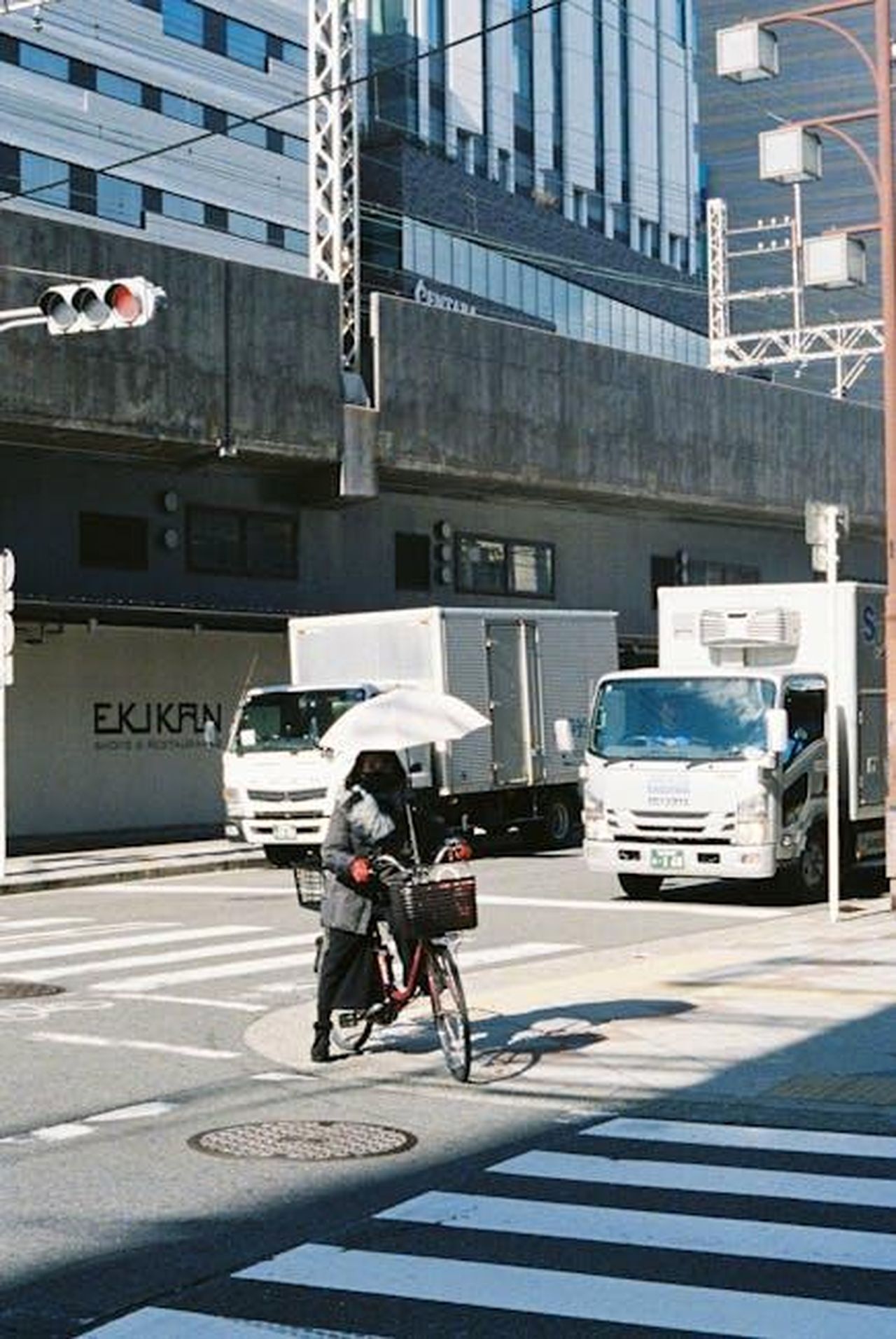 Avvio_del_progetto_pilota_H2Haul_presso_lo_stabilimento_BMW_di_Lipsia_M9d9p5NTyX - Veicoli24 Source: Maxim Makarov - pexels - Free stock photo of streetphoto