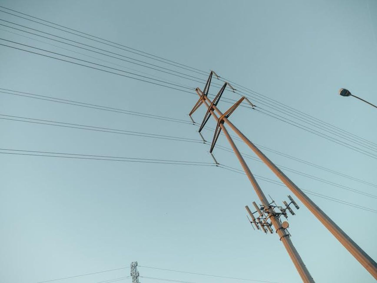 Batteria_ad_alta_tensione_il_BMW_Energy_Master_QicRnAH3vl - Veicoli24 Source: Kindel Media - pexels - A captivating view of power lines stretching into the clear sky during sunrise, symbolizing energy and connectivity.