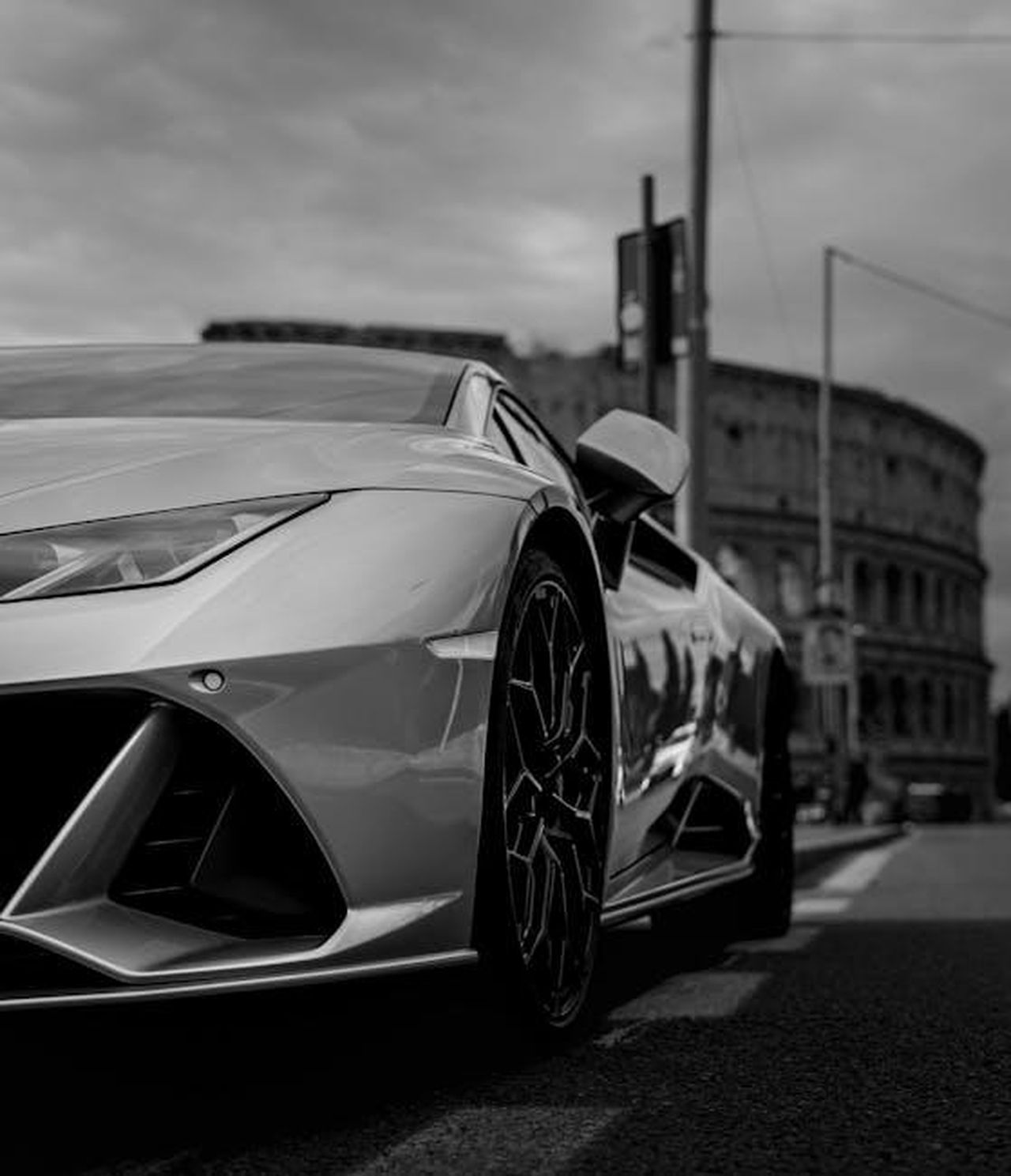 Cambiamenti_nella_leadership_di_Lucid_Motors_z4LsoGyOV2 - Veicoli24 Source: Simeon Stoilov - pexels - Black and white photo of luxury Lamborghini Huracan near Rome's iconic Colosseum. Elegance on wheels.