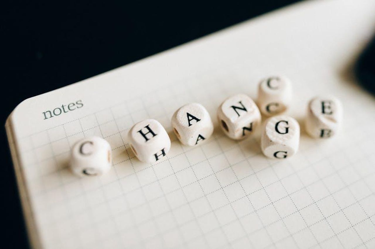 Cambiamenti_nella_leadership_di_Ram_8nPffkllnK - Veicoli24 Source: Nataliya Vaitkevich - pexels - Close-up of letter dice spelling 'change' on a grid notepad, symbolizing transformation.
