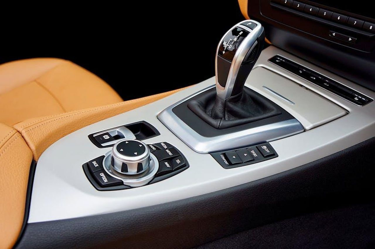 Caratteristiche_del_pacchetto_di_sicurezza_oYdaDcE9z5 - Veicoli24 Source: Mike Bird - pexels - Close-up of a luxury car's interior with a focus on the modern gear shift and control panel.