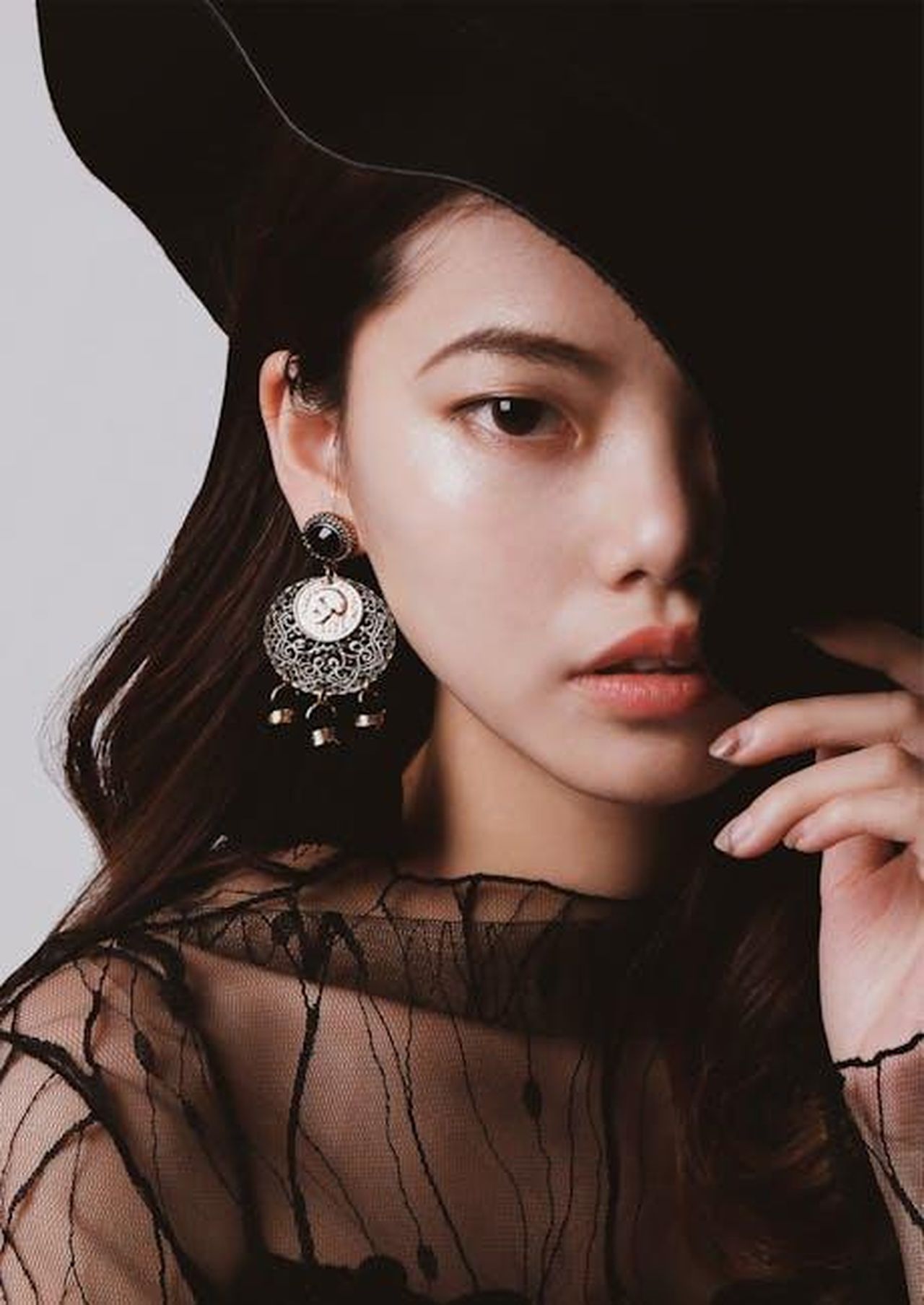 Caratteristiche_della_Cadillac_CT5_2025_umuk7Aogep - Veicoli24 Source: 湉双 陈 - pexels - Stylish woman posing with hat and earrings in a fashion photoshoot.