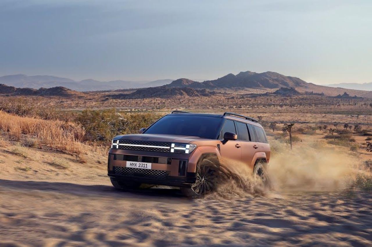 Caratteristiche_della_GClass_2024_6Xj5jUI6Di - Veicoli24 Source: Hyundai Motor Group - pexels - An SUV navigates through a sandy desert terrain, creating an adventurous scene.