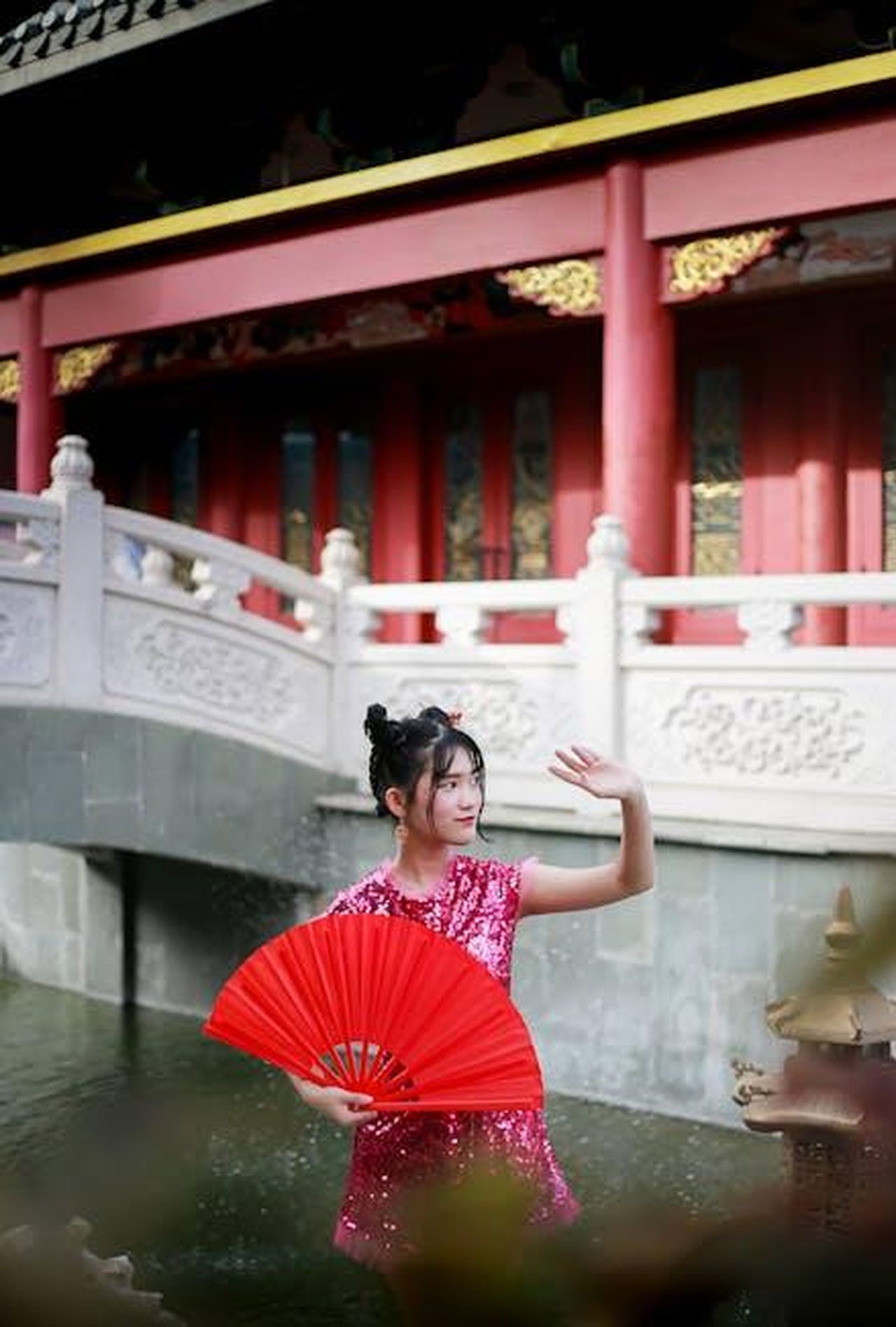 Caratteristiche_della_Honda_Accord_2025_hJE5FtUQWX - Veicoli24 Source: Mikhael Marthinesh - pexels - Elegant woman posing with a red fan by traditional architecture in Jakarta, Indonesia.