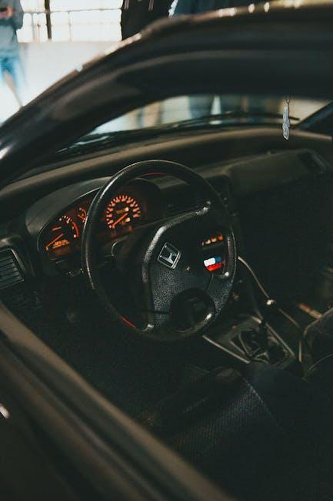 Caratteristiche_della_Honda_Odyssey_2025_qSIOfz28T1 - Veicoli24 Source: Erik Mclean - pexels - Detailed view of a car's interior featuring the steering wheel, dashboard, and gear shift.