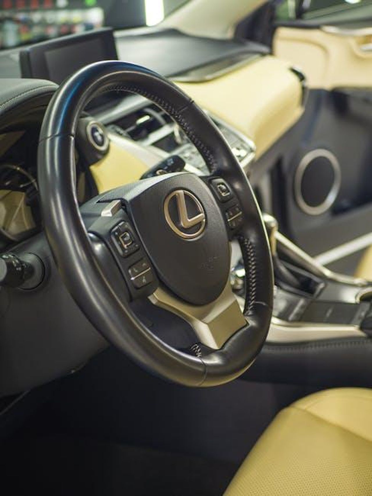 Caratteristiche_della_Lexus_ES_2025_ZzxMvXx7rV - Veicoli24 Source: Vlad - pexels - Explore the premium interior of a Lexus vehicle featuring exquisite leather and advanced controls.