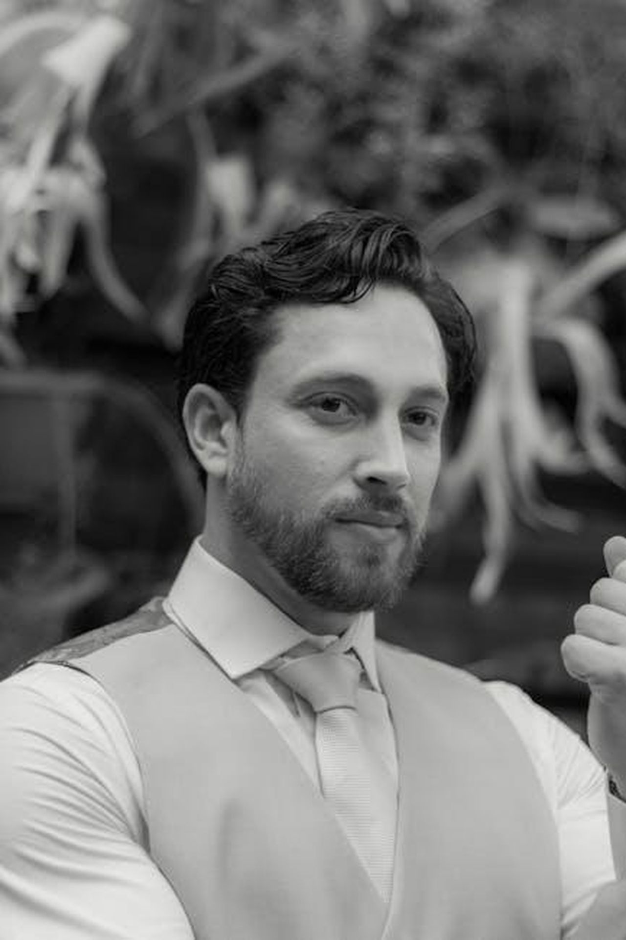 Caratteristiche_della_Polestar_2_vvgGxjyrfh - Veicoli24 Source: Vinicius Quaresma - pexels - Black and white portrait of a confident man in a vest with a thumbs up gesture.