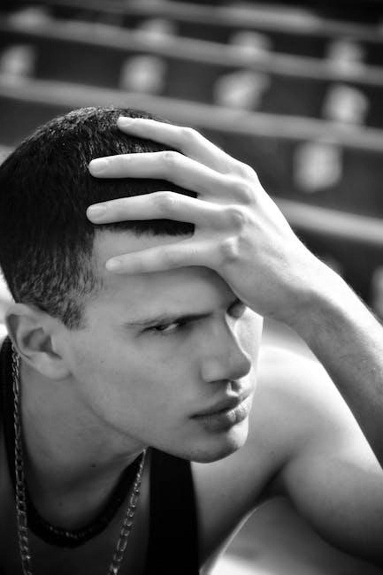 Caratteristiche_e_specifiche_X2P9dlf2sW - Veicoli24 Source: Ricardo CL - pexels - Black and white portrait of a man with hand on head, conveying intense emotion.