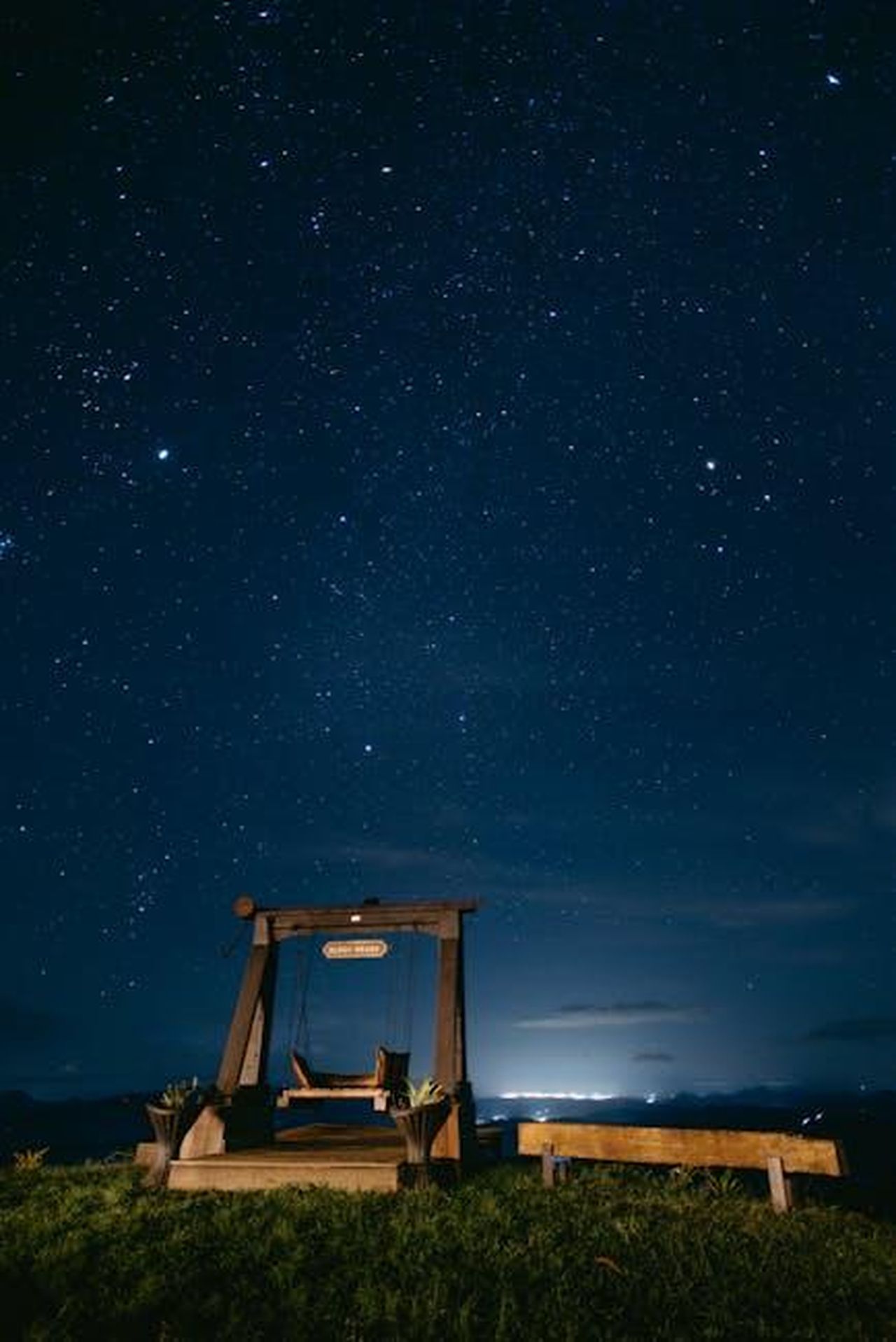Caratteristiche_e_specifiche_della_Lexus_ES_2025_KIKAZHBvix - Veicoli24 Source: Jonathan Borba - pexels - A tranquil night sky filled with stars above a swing set in Santa Teresa, Brazil.