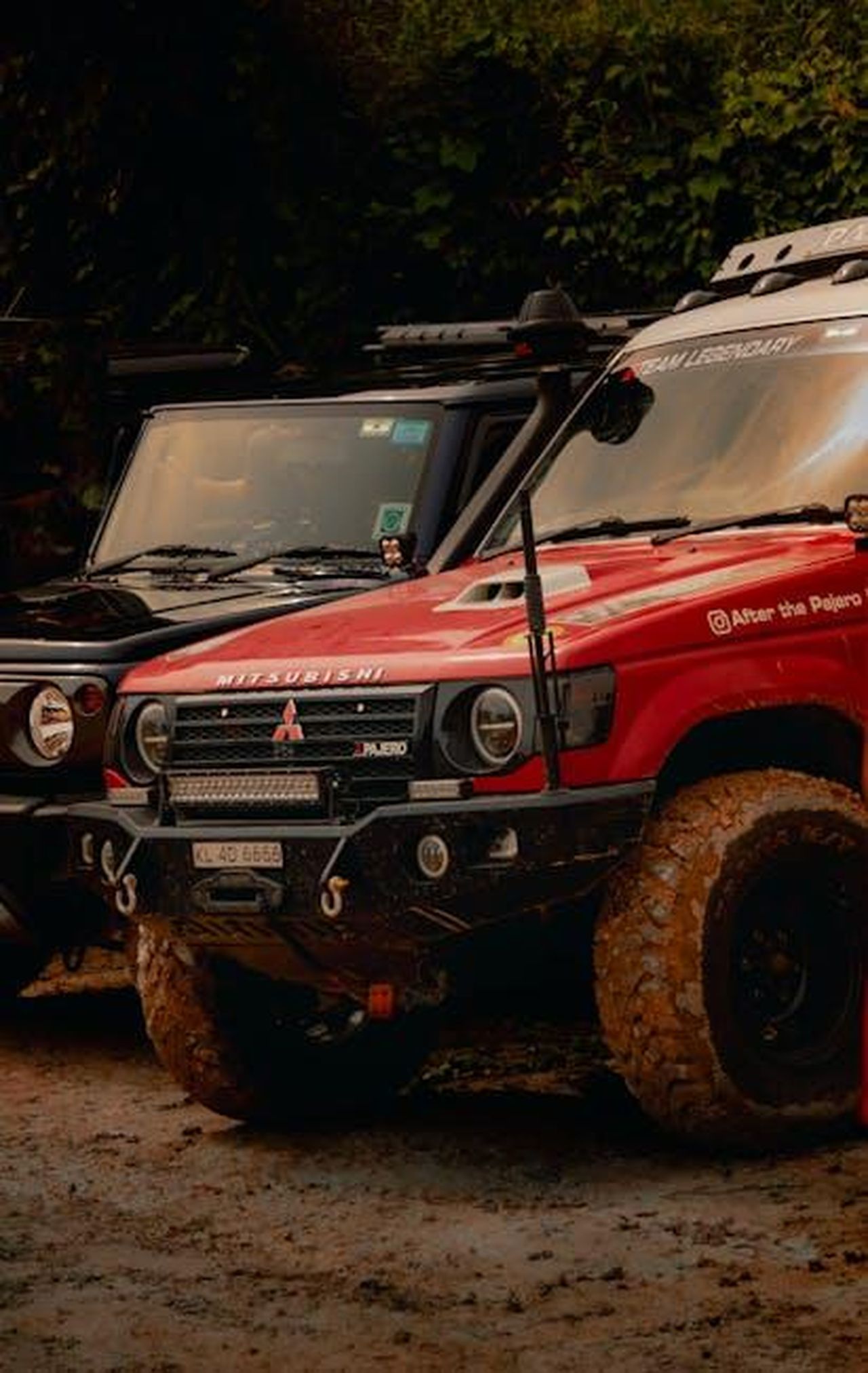 Caratteristiche_e_specifiche_iqBFNowX23 - Veicoli24 Source: Sleeba Thomas - pexels - Two rugged Mitsubishi Pajero vehicles prepare for an exciting off-road adventure.
