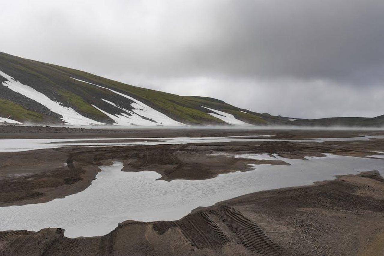 Caratteristiche_esclusive_delle_edizioni_California_Dune_o0qQg8t2rD - Veicoli24 Source: Anna Shvets - pexels - Foggy winter landscape with snow patches and tire tracks in Kamchatka, Russia.