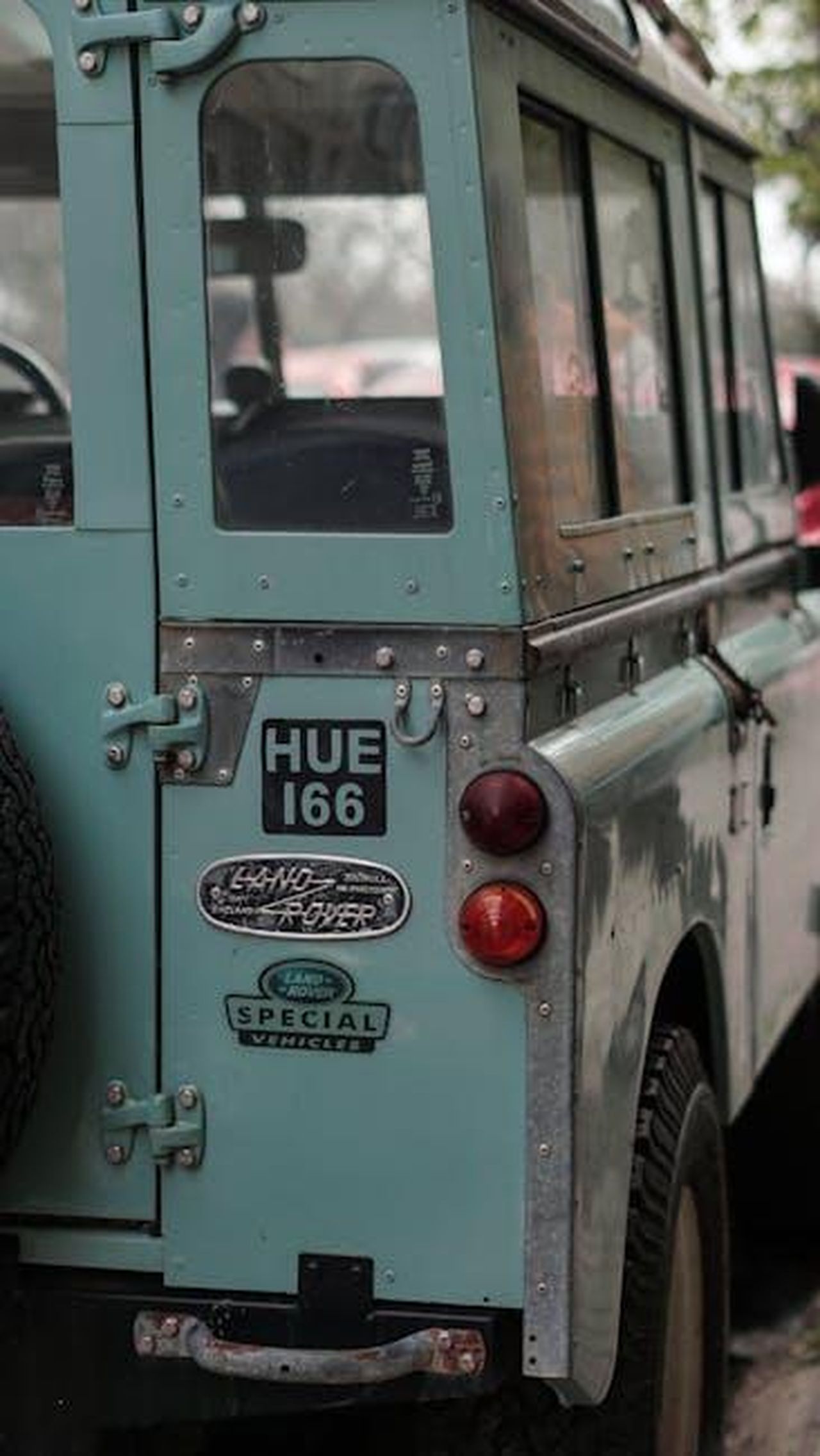 Categorie_di_veicoli_GMSV_w2jgw85sx0 - Veicoli24 Source: Duygu - pexels - Vintage Land Rover Defender HUE 166 parked outdoors showcasing rugged design.
