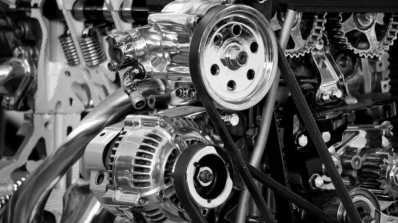 Cause_del_problema_con_le_cinture_di_sicurezza_olYdqqDIuG - Veicoli24 Source: Mike Bird - pexels - Close-up of a shiny car engine showing polished metal parts and gears in black and white.
