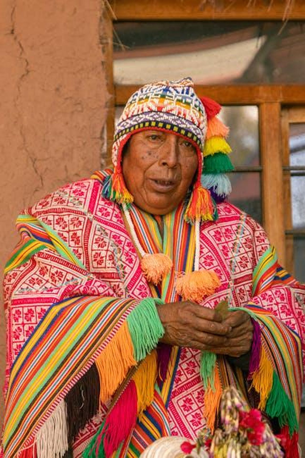 Cerimonia_di_completamento_della_Fase_1_X4bFhecMO9 - Veicoli24 Source: Joel Alencar - pexels - Elderly man in vibrant Andean attire poses in Cusco's traditional setting.