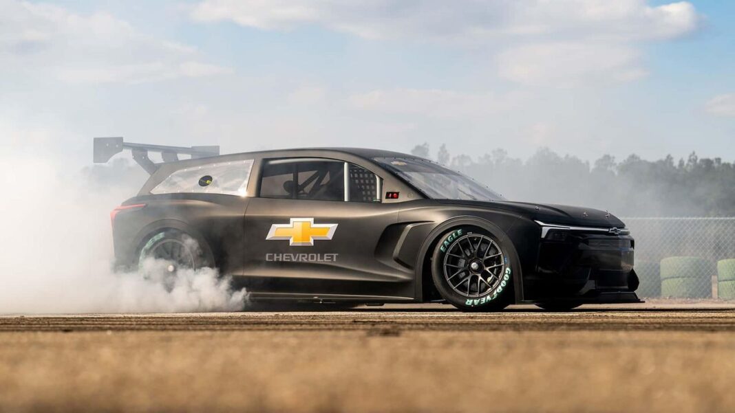 Confronto con il prototipo Mustang Mach-E Chevrolet lancia il prototipo NASCAR elettrico Blazer EV.R