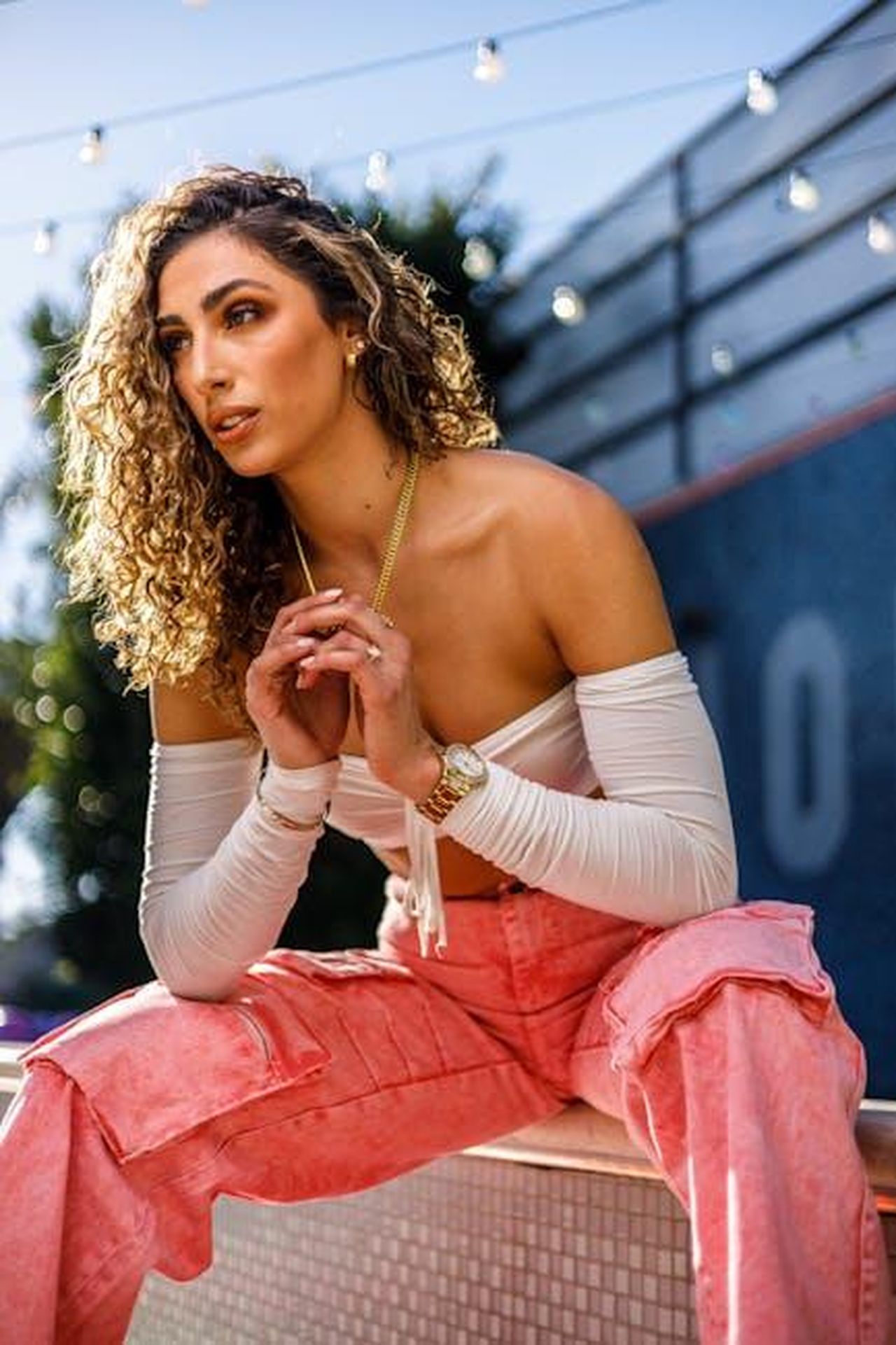 Cinque_Creator_italiani_protagonisti_della_campagna_social_hMmK4y7oG6 - Veicoli24 Source: Demian Tejeda-Benitez - pexels - Stylish woman in white crop top and pink pants enjoying a sunny day outdoors in Los Angeles.