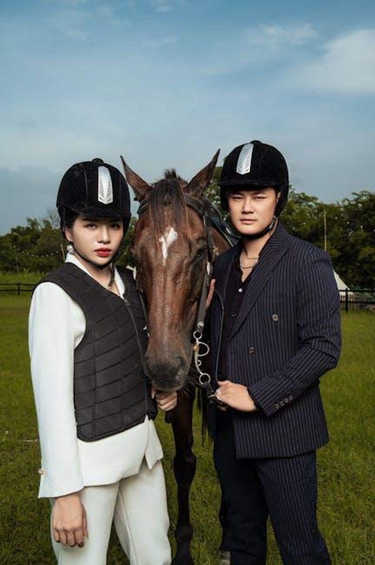 Collaborazione_tra_BMW_Group_e_UNICEF_16lhR5cesq - Veicoli24 Source: Đậu Lu - pexels - Two young adults in equestrian attire standing with a horse in a field.