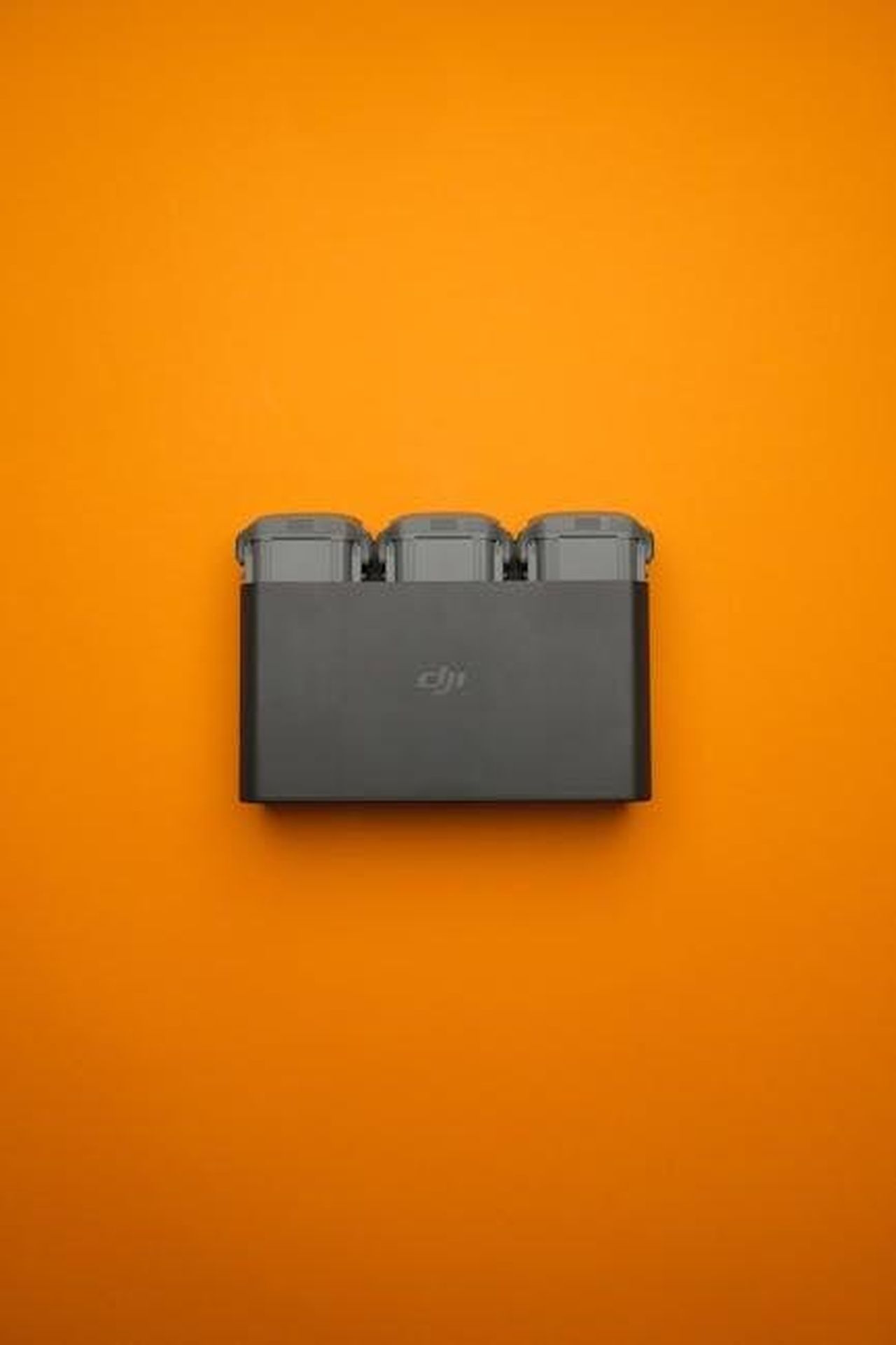 Collaborazione_tra_Volkswagen_e_CATL_8UI3Fa4uby - Veicoli24 Source: Cemrecan Yurtman - pexels - Compact DJI battery charger against a bright orange backdrop. Perfect for drones.