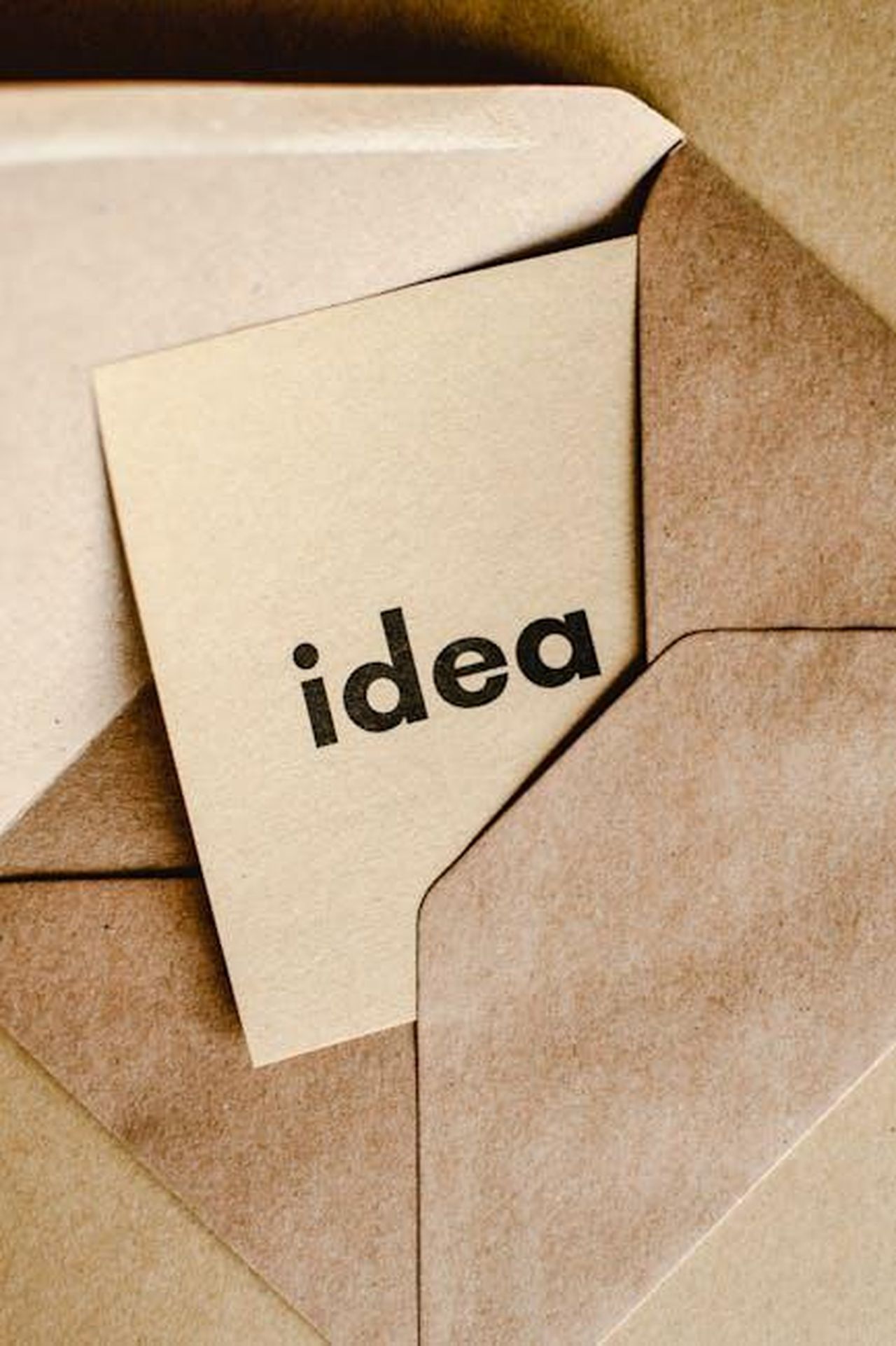 Collaborazioni_e_materiali_sostenibili_lqFdBabBhR - Veicoli24 Source: Eva Bronzini - pexels - A close-up of a brown envelope containing a card labeled 'idea,' symbolizing creativity and innovation.