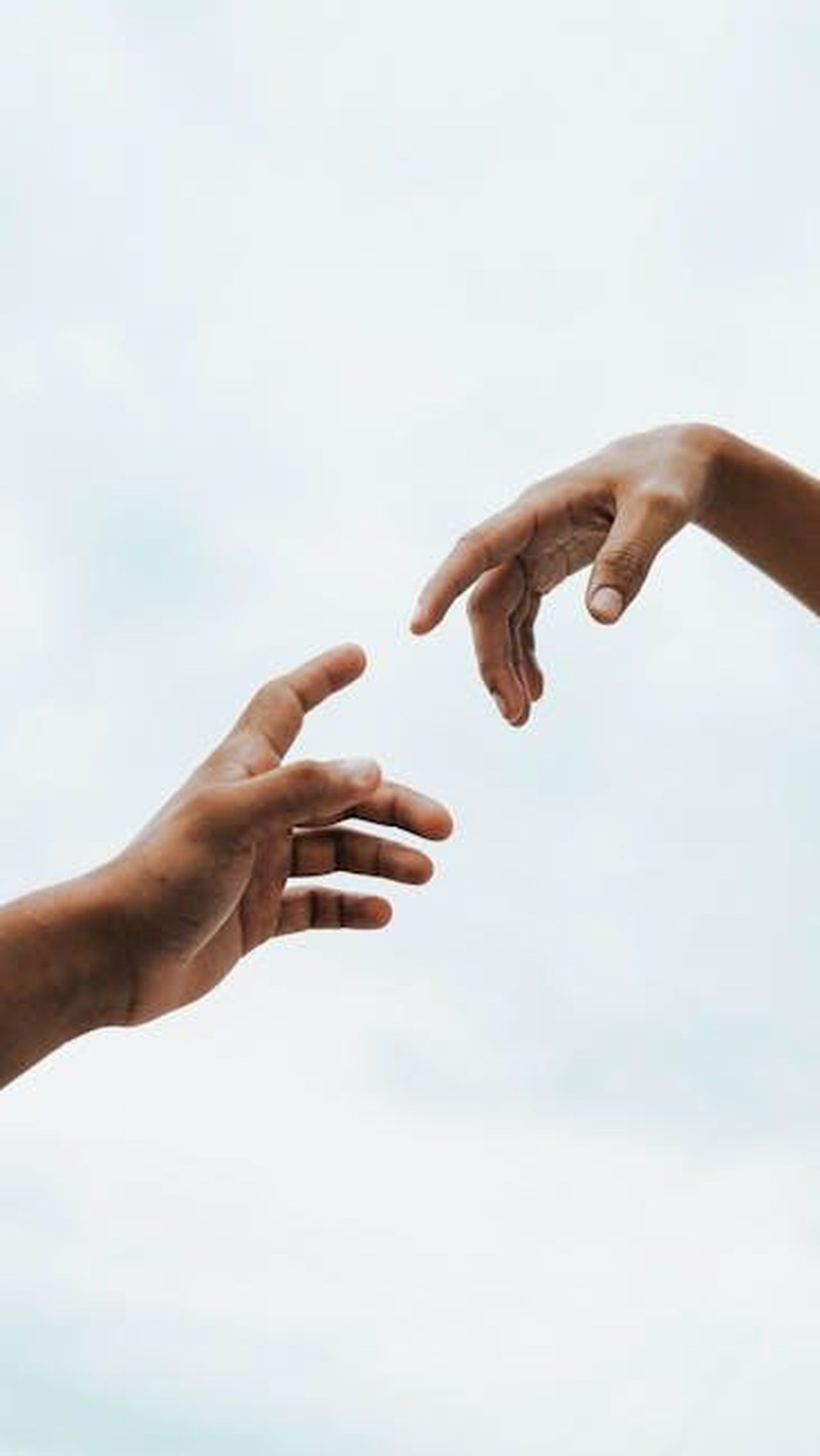 Comfort_e_qualit_della_Honda_Accord_2025_4UlppObQwu - Veicoli24 Source: Aaditya Hirachan - pexels - Two hands reaching toward each other against a bright sky, symbolizing connection and unity.