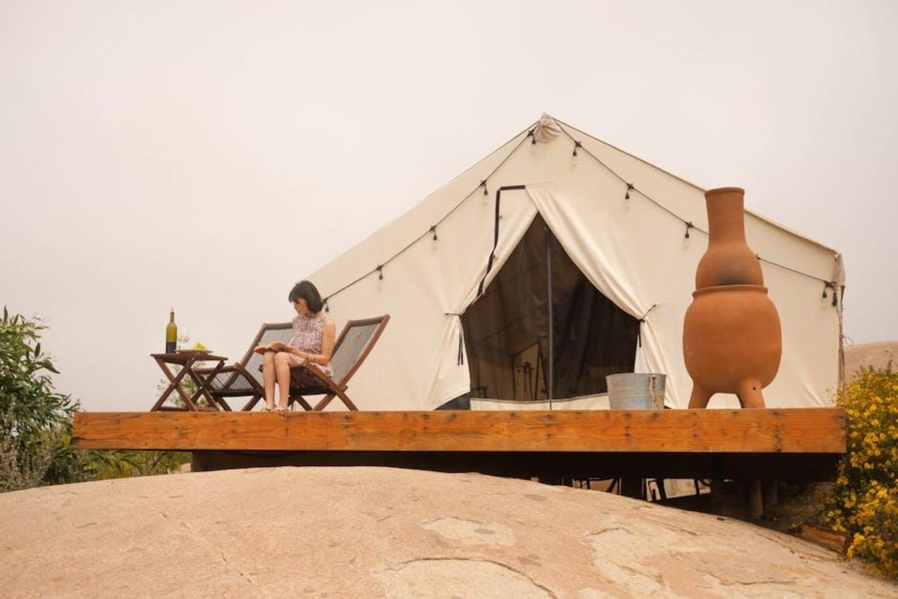 Comfort_e_qualit_della_Honda_Odyssey_2025_0GgSdEKmT9 - Veicoli24 Source: Los Muertos Crew - pexels - Woman reading outside a glamping tent with wine and nature ambiance.