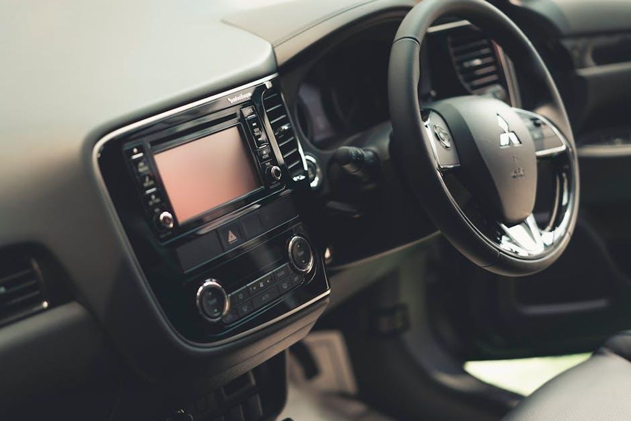 Comfort_e_qualit_della_Mitsubishi_Outlander_2025_gBRpYckScc - Veicoli24 Source: Asm Arif - pexels - Detailed close-up of a modern car dashboard and steering wheel emphasizing sleek design.