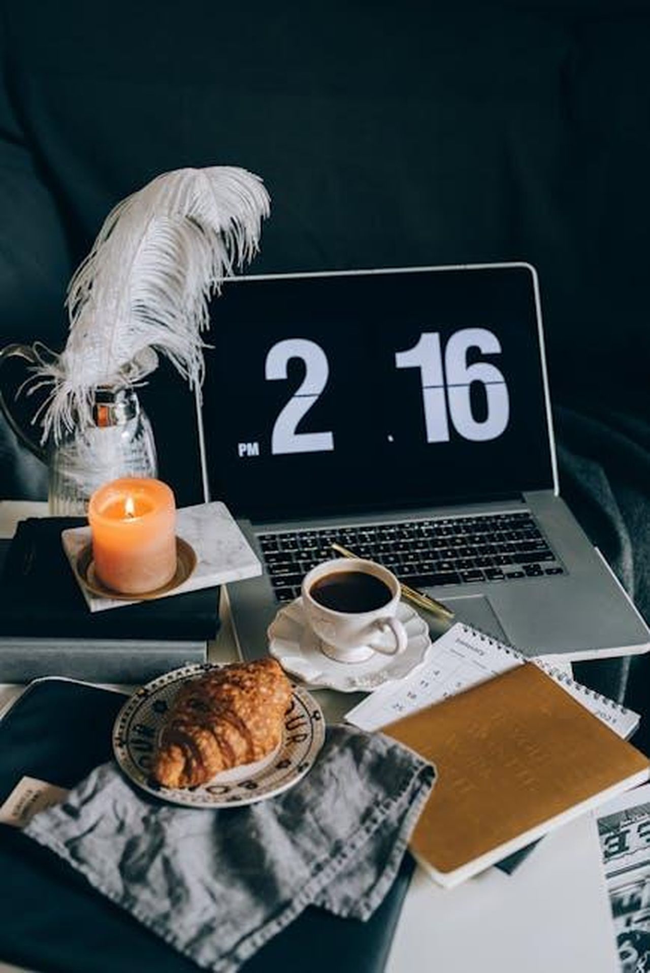 Comfort_e_qualit_della_Polestar_2_RkgrP0uqRy - Veicoli24 Source: Leeloo The First - pexels - A peaceful work-from-home desk featuring coffee, croissant, candlelight, and a laptop.