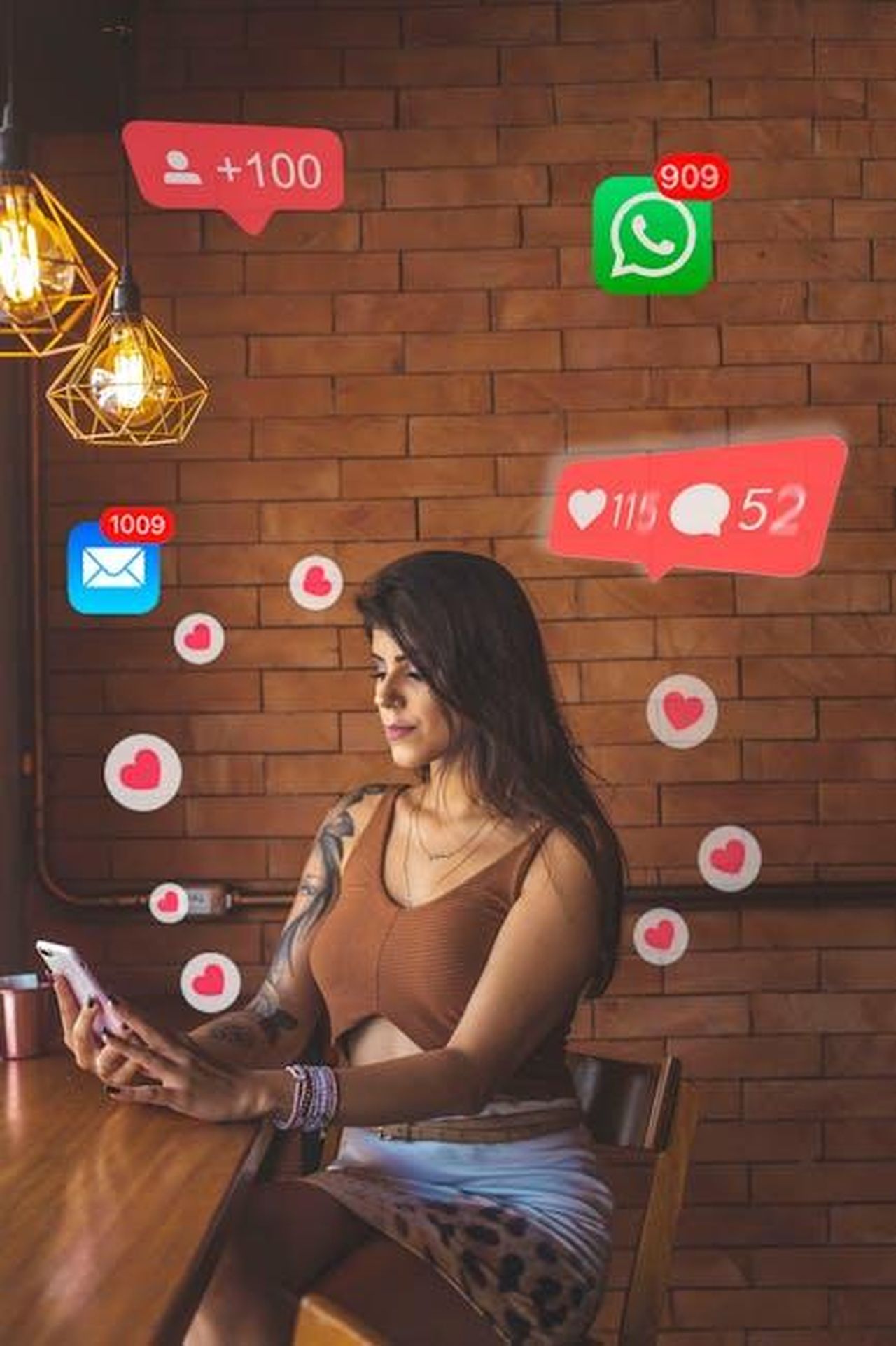 Commenti_dei_dirigenti_di_Kia_e_Riot_Games_QRnGWbyNoZ - Veicoli24 Source: Dalila Dalprat - pexels - Woman using smartphone in cafe with social media notifications around.