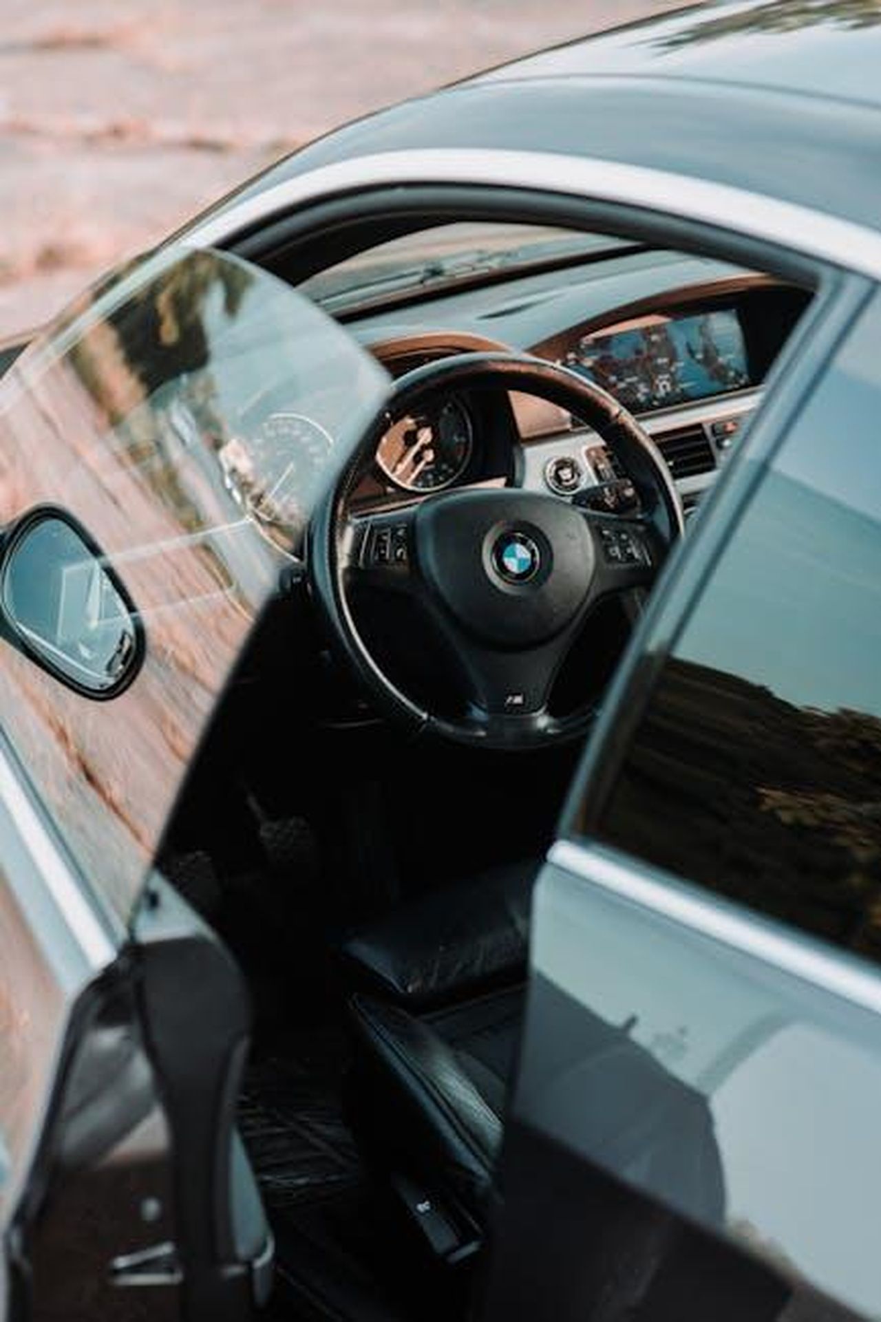Commenti_dei_piloti_FMulbP5WBh - Veicoli24 Source: Edmond Elshani - pexels - Explore the contemporary interior of a BMW M3 sports car from a vertical open door angle.