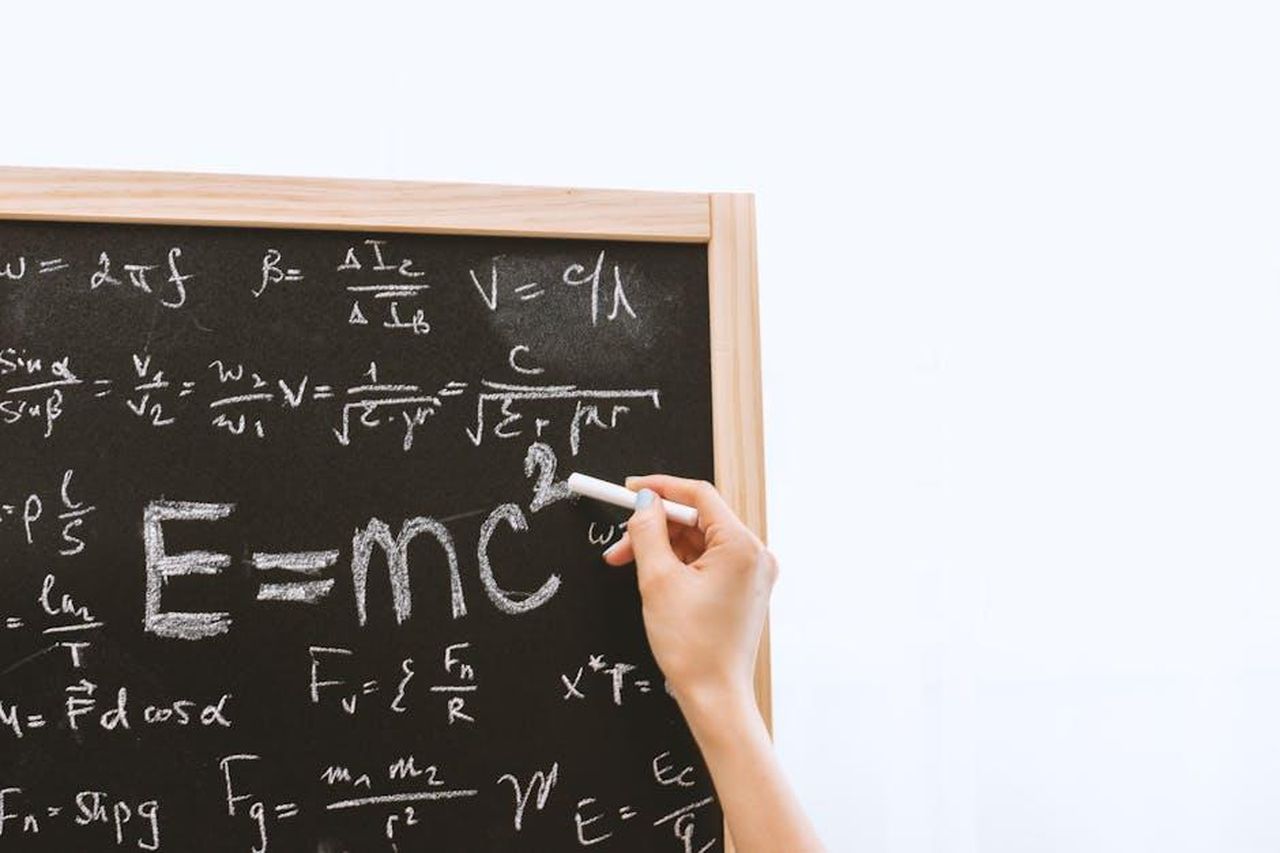 Commenti_dei_piloti_e_del_General_Manager_i91LH0diNP - Veicoli24 Source: JESHOOTS.com - pexels - Close-up of hand writing physics equations on a chalkboard indoors.
