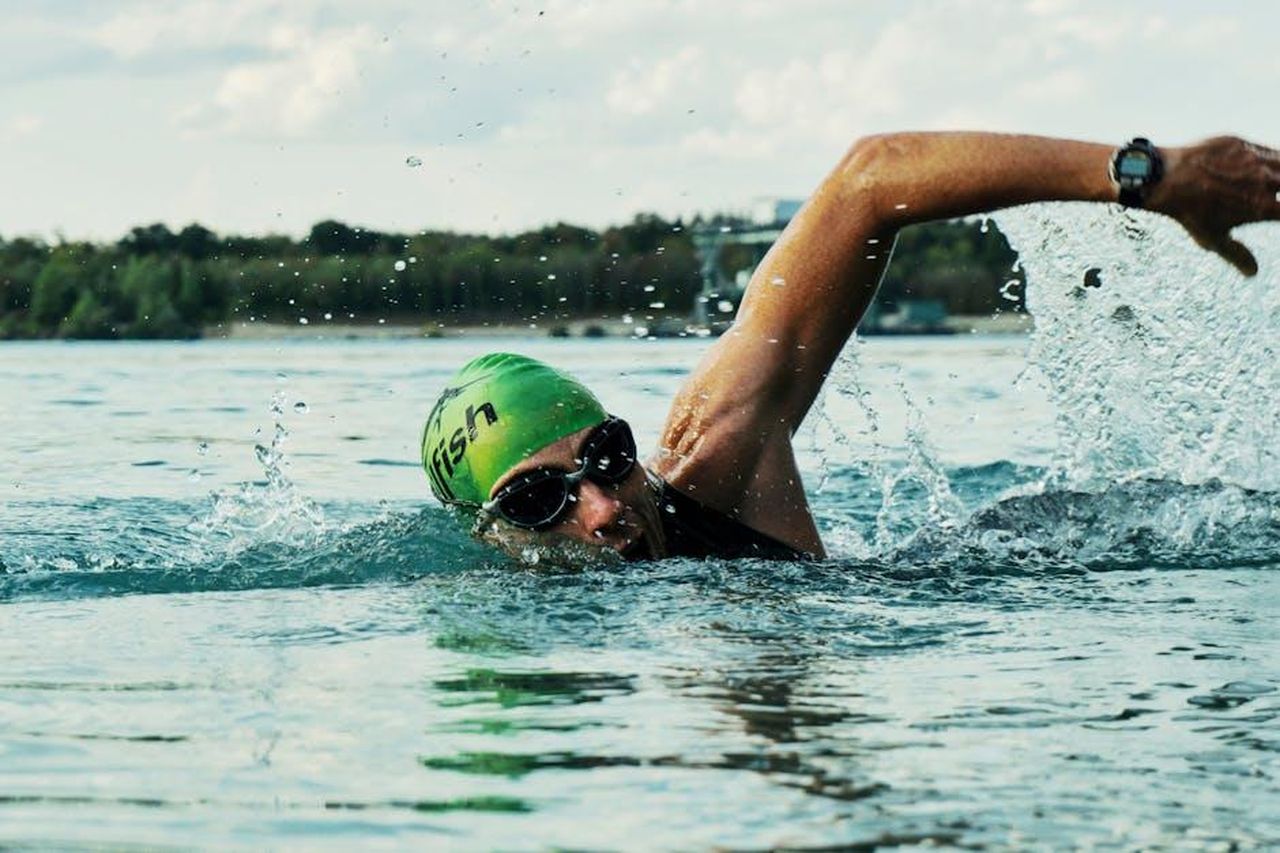 Competizione_nel_WEC_2025_nuovi_contendenti_ZclZOwr9Ht - Veicoli24 Source: mali maeder - pexels - A male swimmer in a green cap and goggles competing in an open water race.