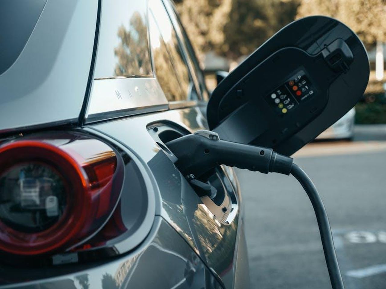 Confronto_con_il_brevetto_GM_e_altre_auto_EV_lDYeNy4rkd - Veicoli24 Source: Kindel Media - pexels - Close-up of an electric vehicle being charged, highlighting modern clean energy technology.