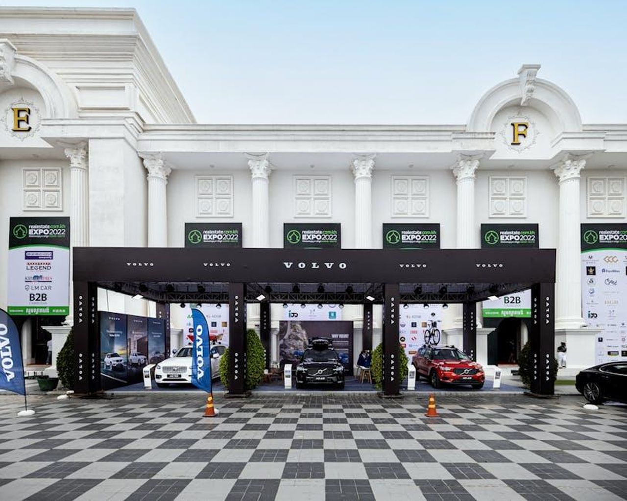 Confronto_con_lEX90_e_altre_novit_Volvo_H0BYzyaJSM - Veicoli24 Source: I'm Zion - pexels - A modern Volvo car exhibition showcasing vehicles at a stylish venue in Cambodia.