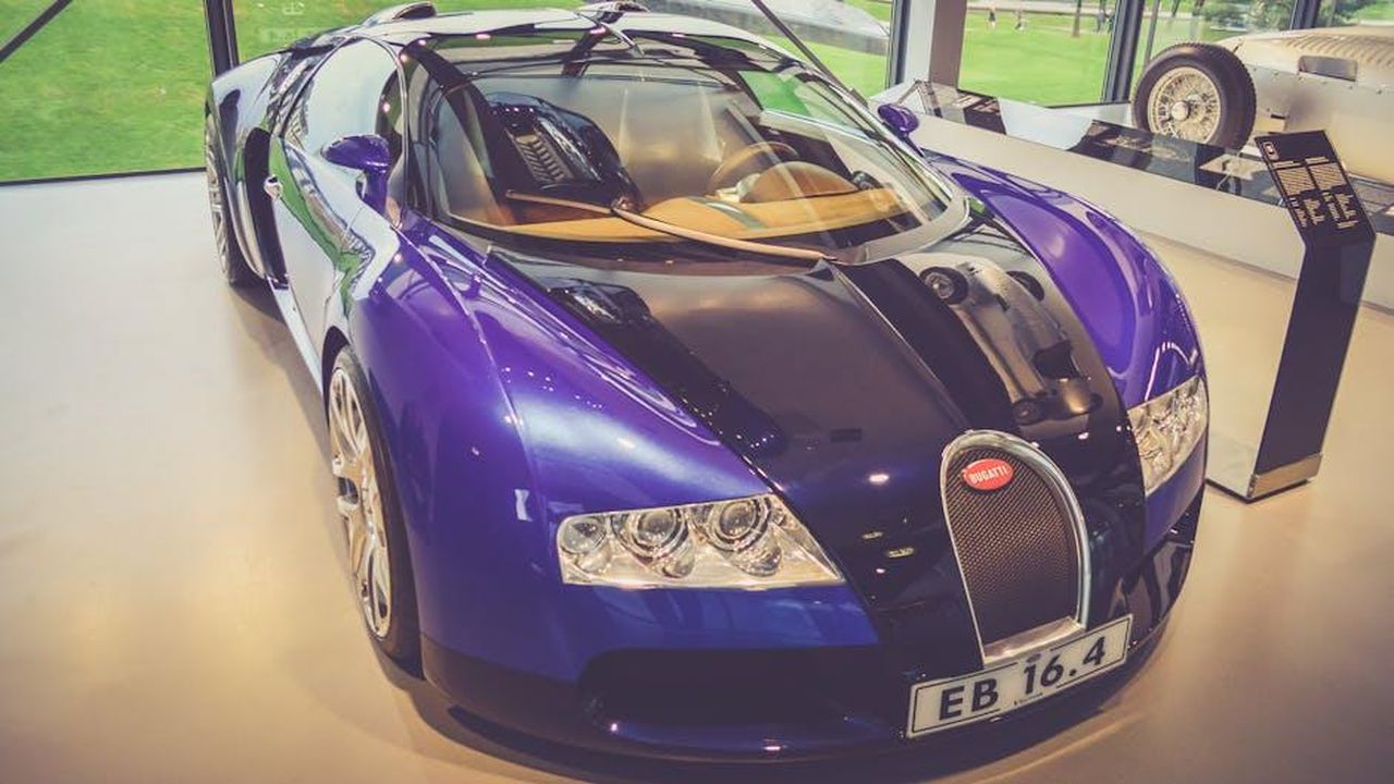 Consegne_della_Bugatti_Mistral_e_dettagli_sul_modello_fxhNXIv1RF - Veicoli24 Source: Jalmar Tõnsau - pexels - Luxury Bugatti Veyron sports car showcased elegantly in an indoor exhibition.