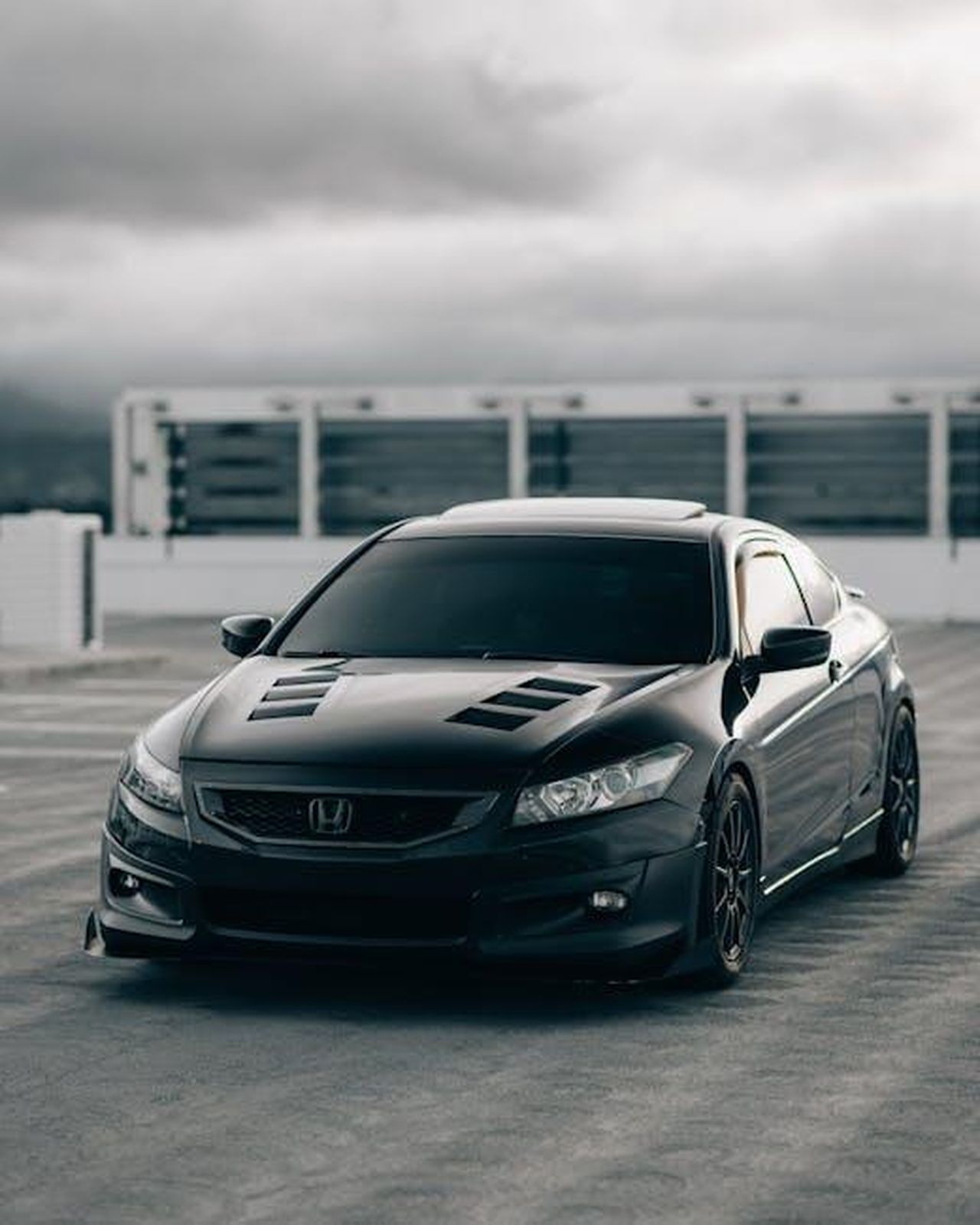 Consiglio_per_lacquisto_9GI4fqtiZM - Veicoli24 Source: Nathan Tran - pexels - Custom black Honda Accord showcased with high-end details in an urban environment.