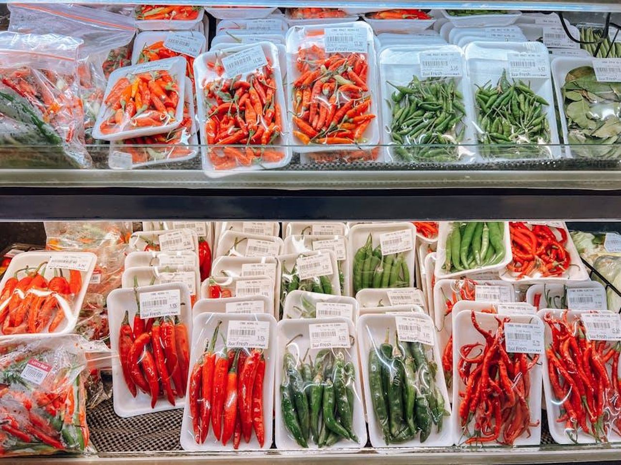 Consiglio_per_lacquisto_L11xJfduMA - Veicoli24 Source: Puttt . - pexels - A vibrant variety of fresh chili peppers displayed in a market in Surabaya, Indonesia.