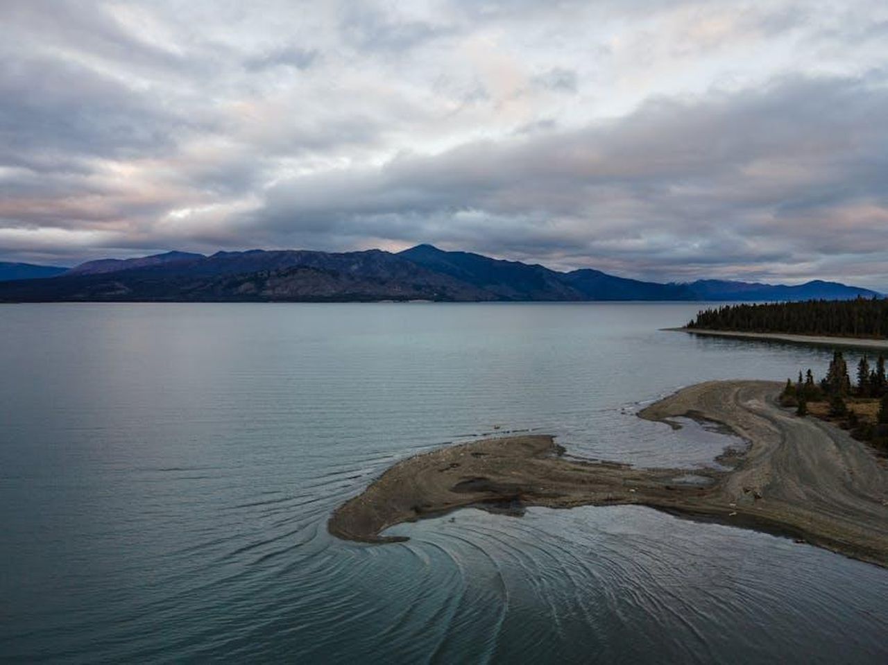 Consiglio_per_lacquisto_del_GMC_Yukon_2025_gnl9mAJ8br - Veicoli24 Source: Maximilian Ruther - pexels - A breathtaking aerial view of a peaceful lake and mountains under a cloudy sky in Yukon, Canada.